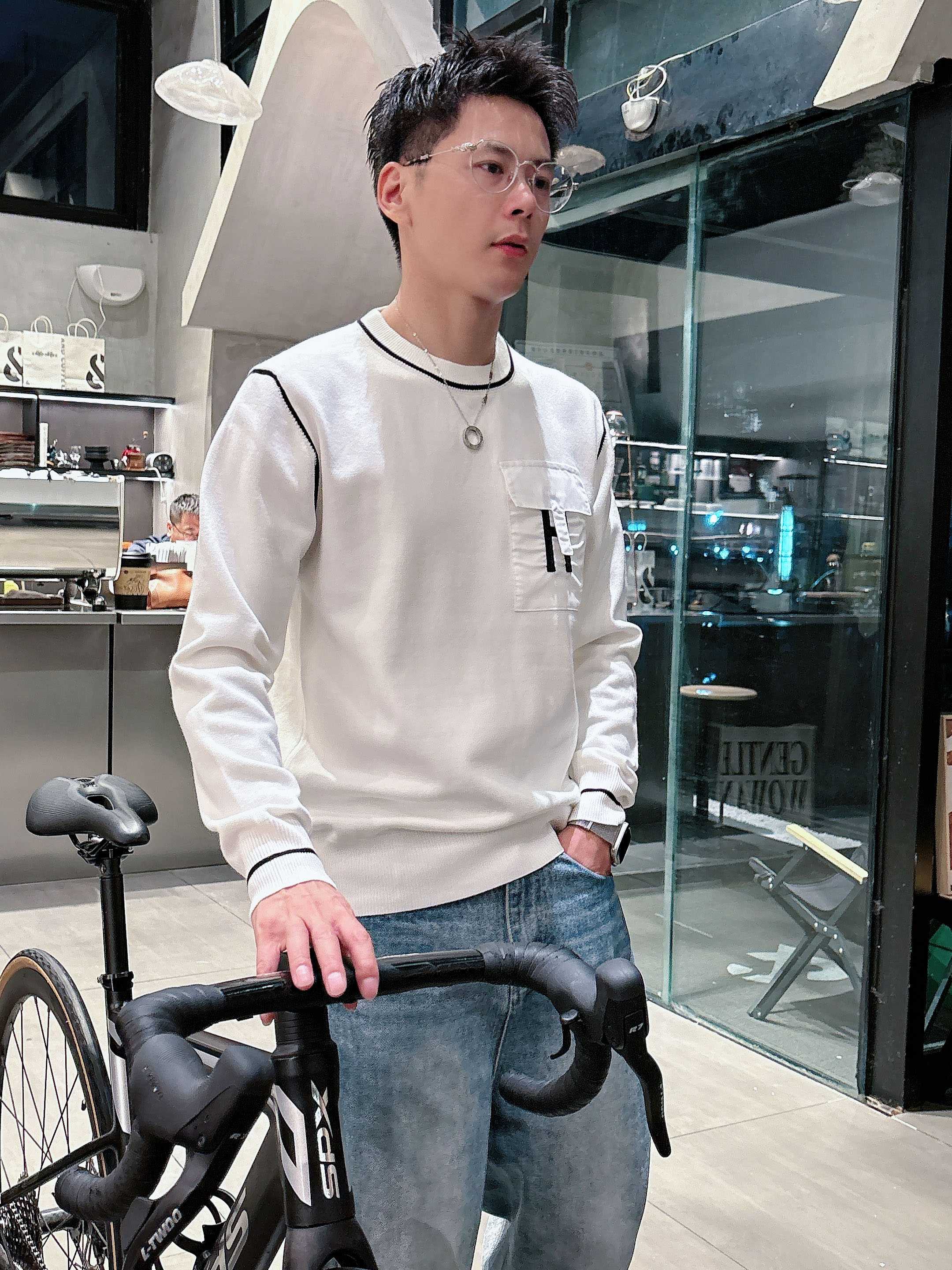 💐爱马仕 2025秋冬羊毛混纺圆领针织毛衣，采用进口定制纱线，上身舒适保暖，专柜同步在售。三标齐全。码数