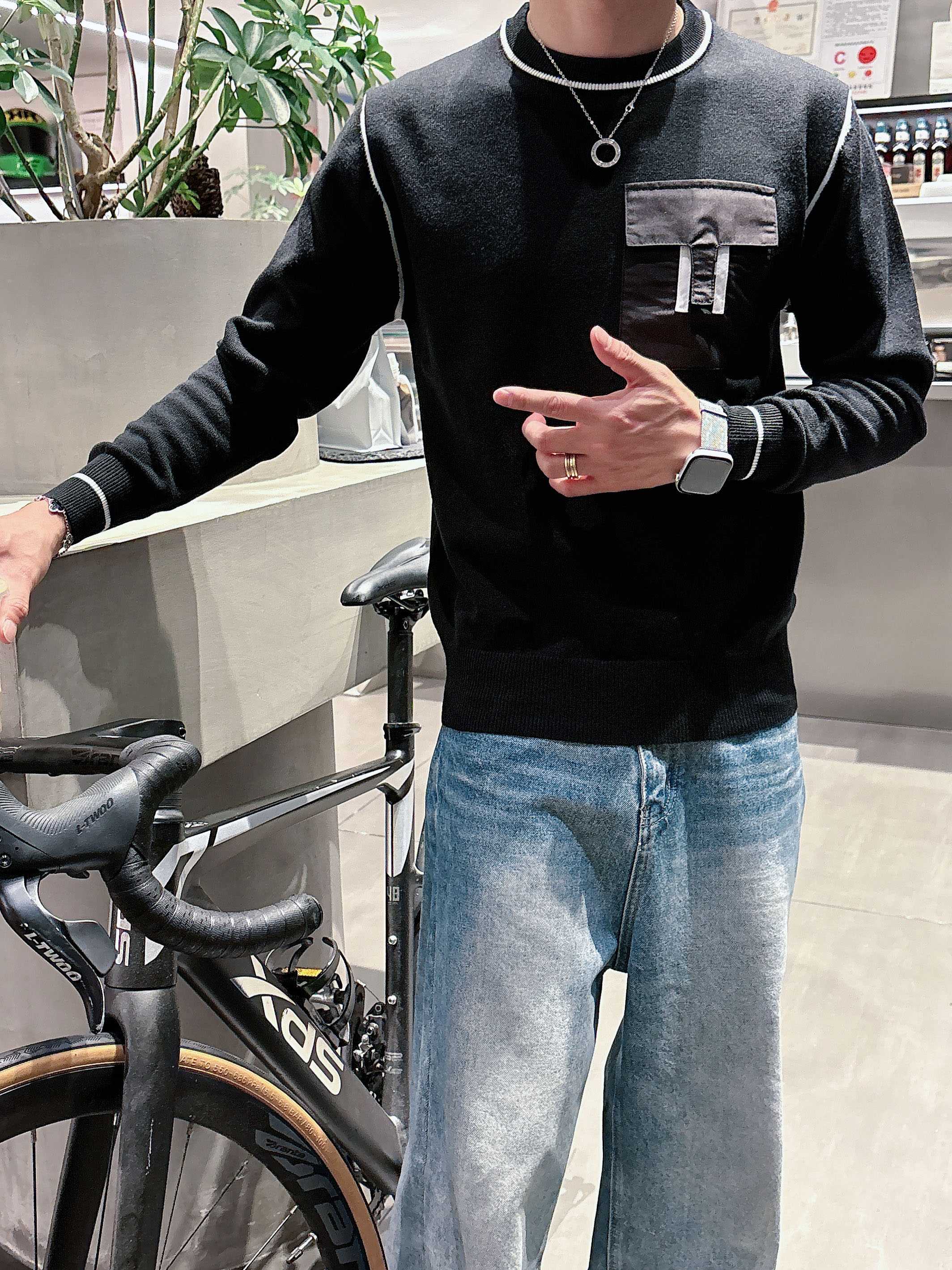 💐爱马仕 2025秋冬羊毛混纺圆领针织毛衣，采用进口定制纱线，上身舒适保暖，专柜同步在售。三标齐全。码数