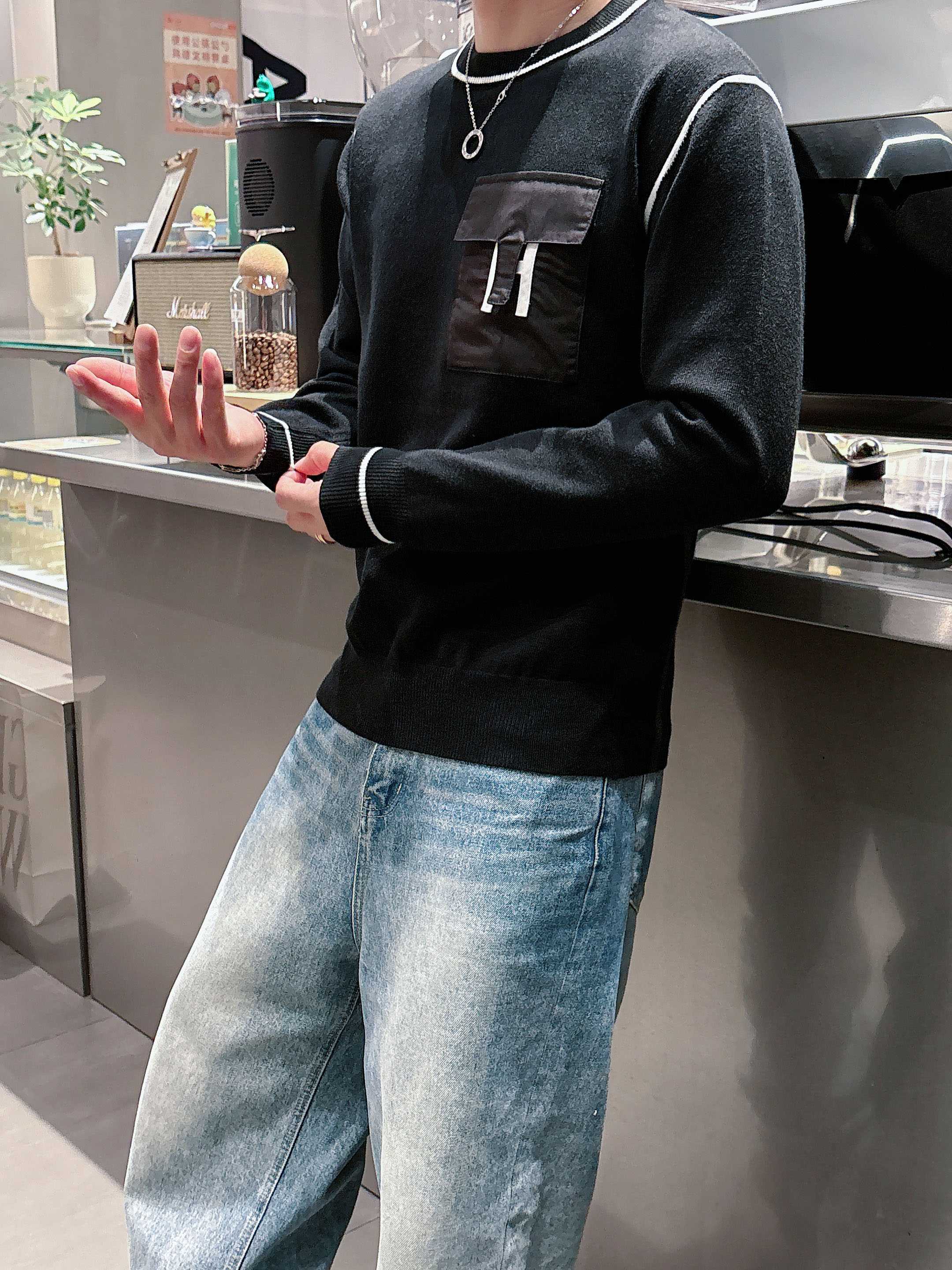 💐爱马仕 2025秋冬羊毛混纺圆领针织毛衣，采用进口定制纱线，上身舒适保暖，专柜同步在售。三标齐全。码数