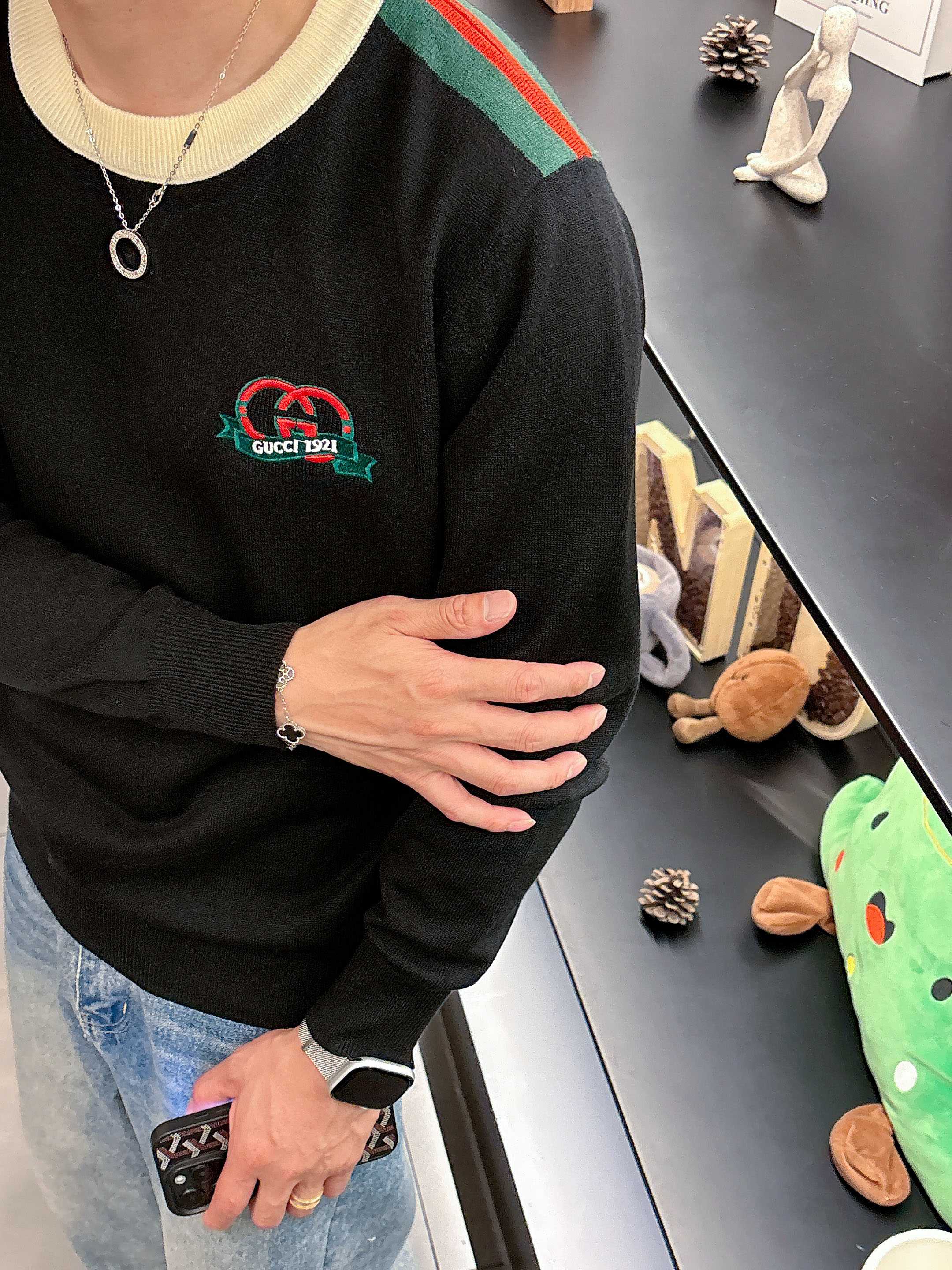 💐古奇 2025秋冬羊毛混纺圆领针织毛衣，采用进口定制纱线，上身舒适保暖，专柜同步在售。三标齐全。码数: