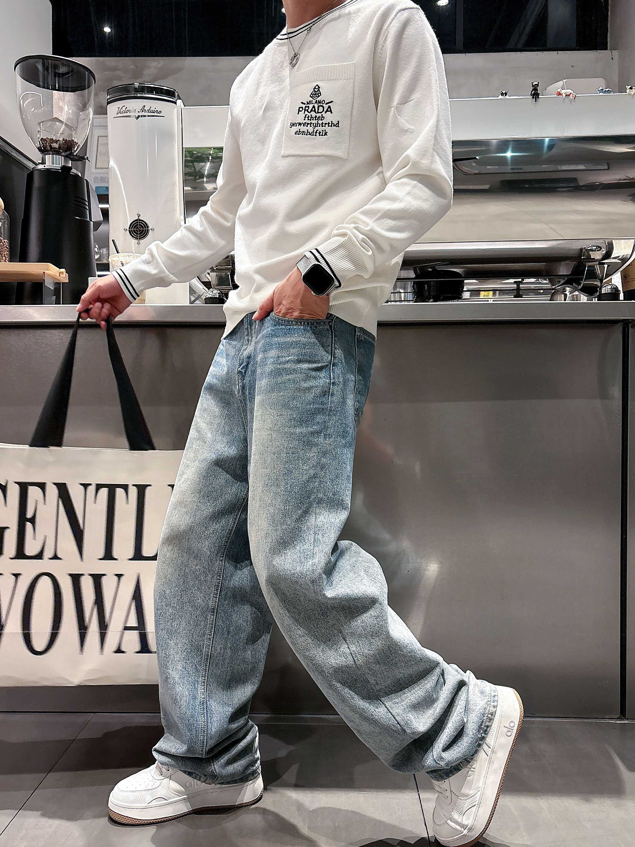 💐普拉达 2025秋冬羊毛混纺圆领针织毛衣，采用进口定制纱线，上身舒适保暖，专柜同步在售。三标齐全。码数