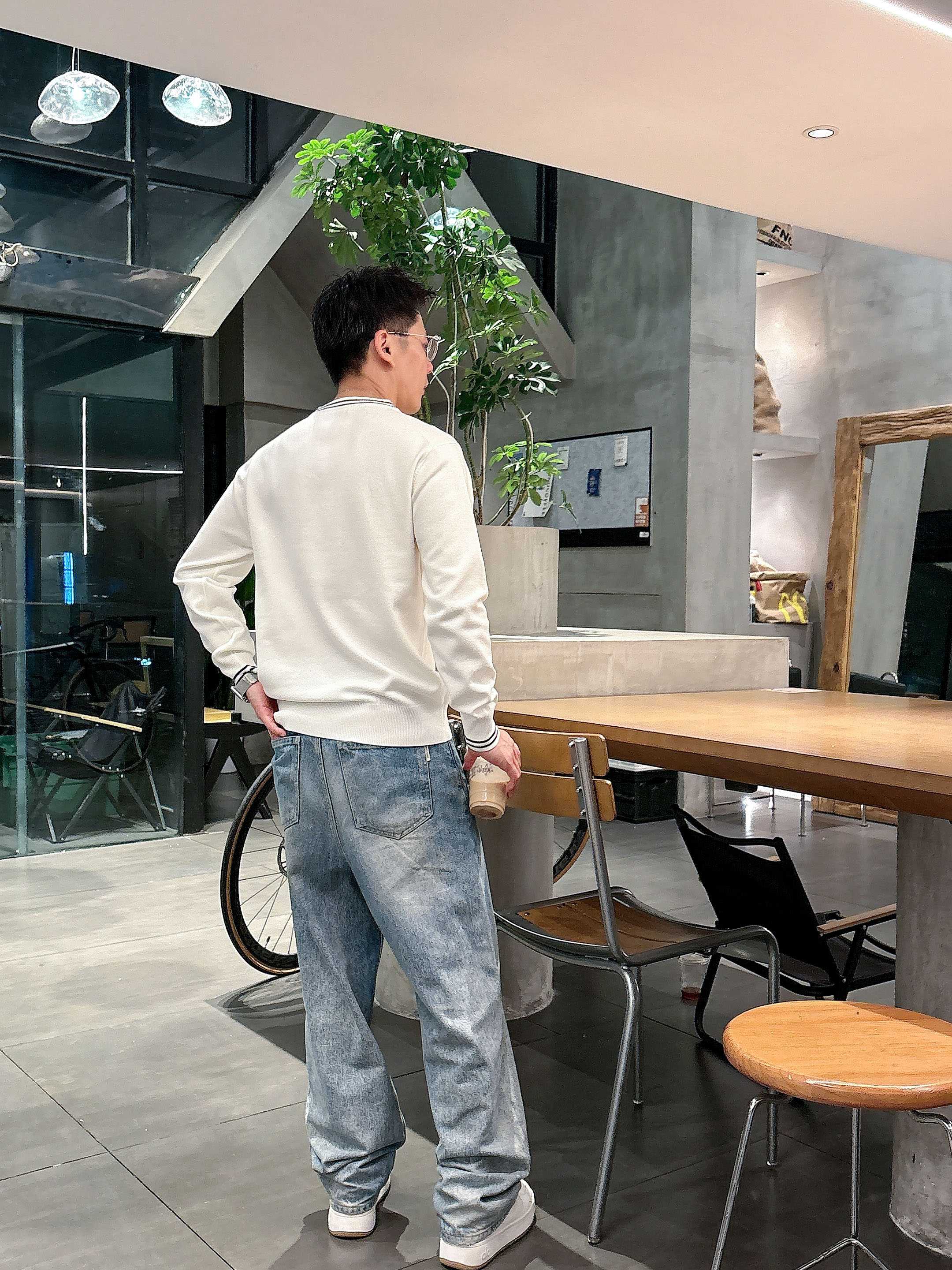 💐普拉达 2025秋冬羊毛混纺圆领针织毛衣，采用进口定制纱线，上身舒适保暖，专柜同步在售。三标齐全。码数