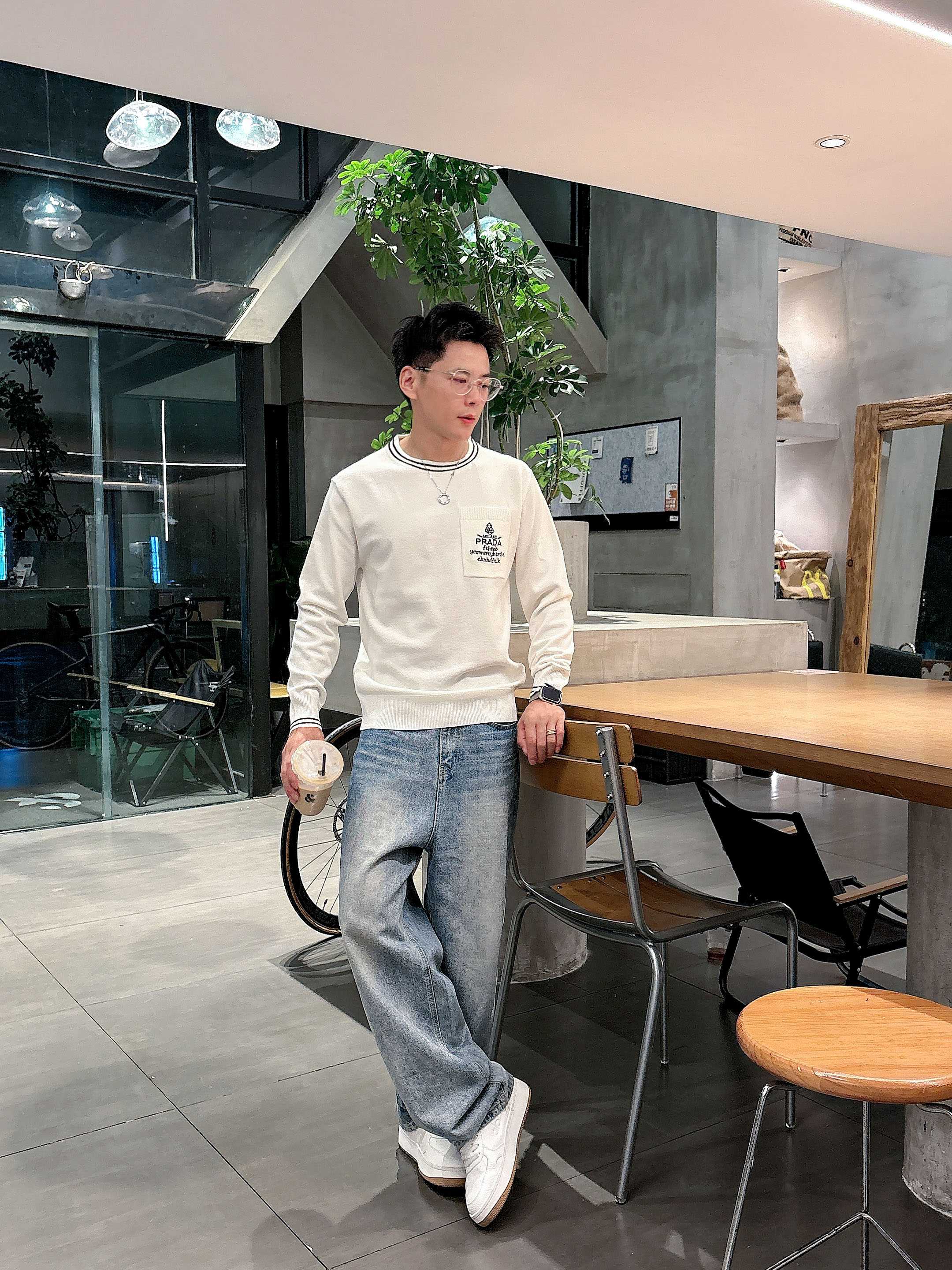 💐普拉达 2025秋冬羊毛混纺圆领针织毛衣，采用进口定制纱线，上身舒适保暖，专柜同步在售。三标齐全。码数