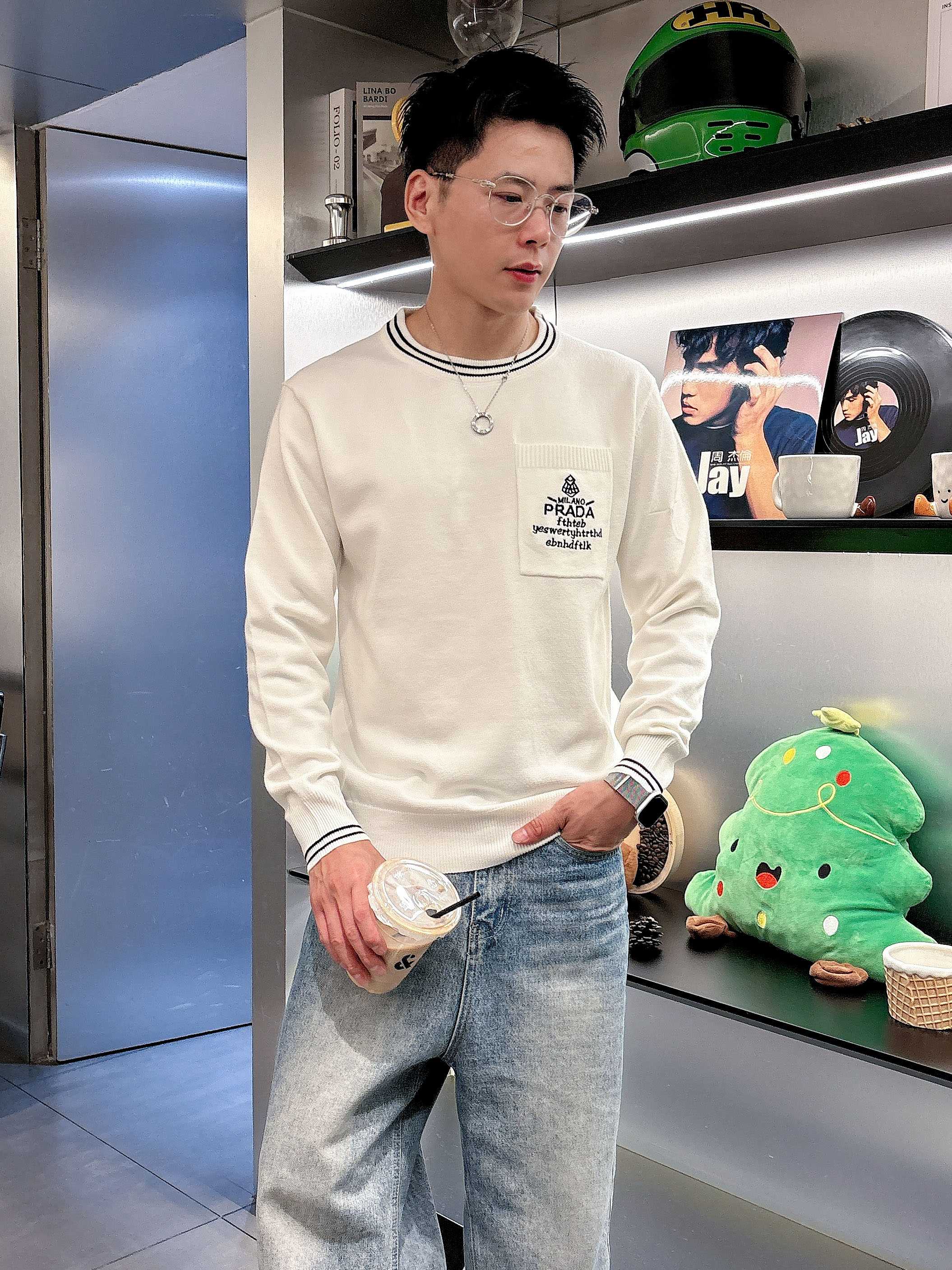 💐普拉达 2025秋冬羊毛混纺圆领针织毛衣，采用进口定制纱线，上身舒适保暖，专柜同步在售。三标齐全。码数