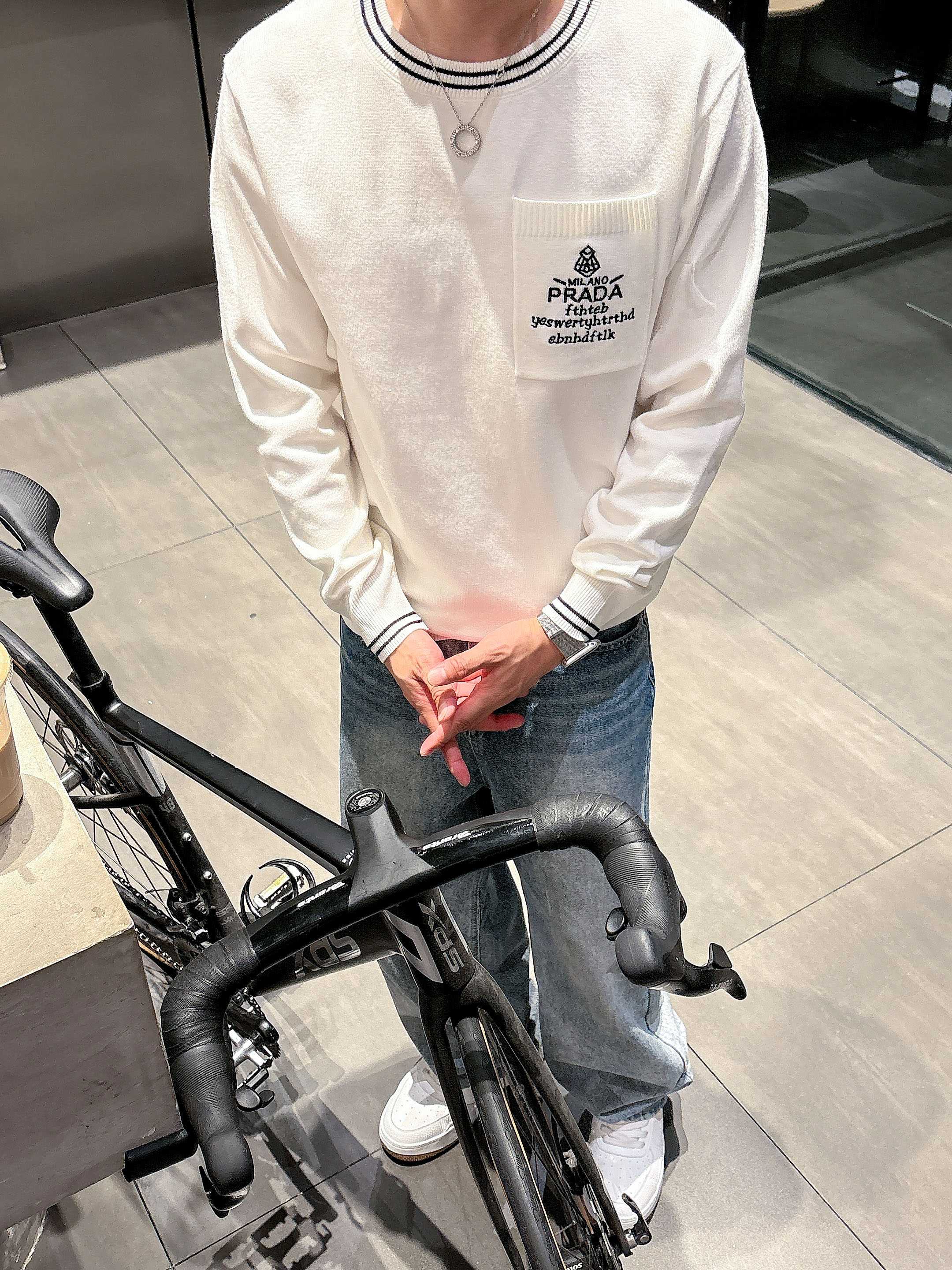 💐普拉达 2025秋冬羊毛混纺圆领针织毛衣，采用进口定制纱线，上身舒适保暖，专柜同步在售。三标齐全。码数