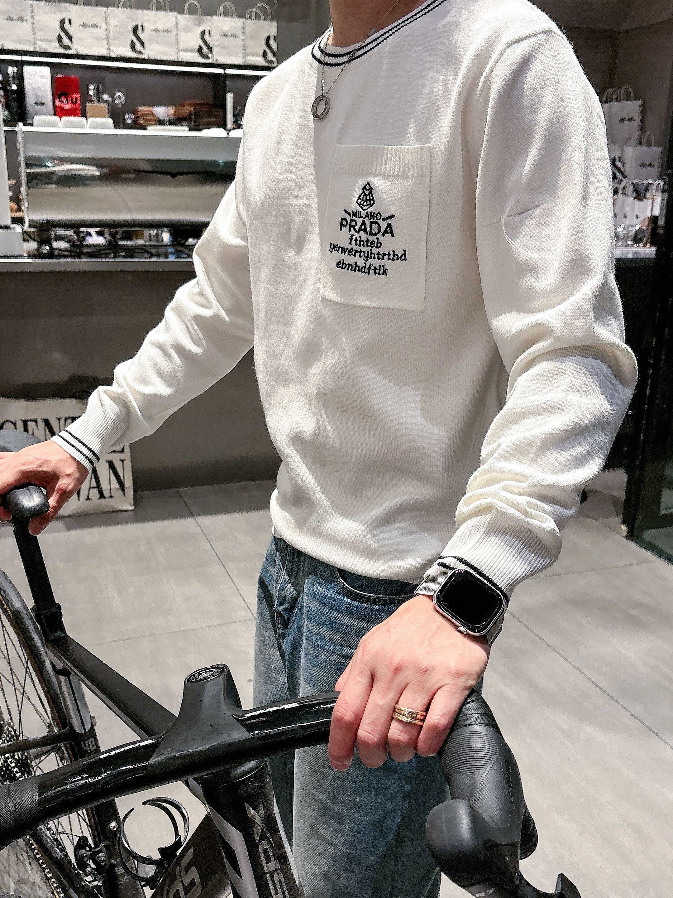 💐普拉达 2025秋冬羊毛混纺圆领针织毛衣，采用进口定制纱线，上身舒适保暖，专柜同步在售。三标齐全。码数