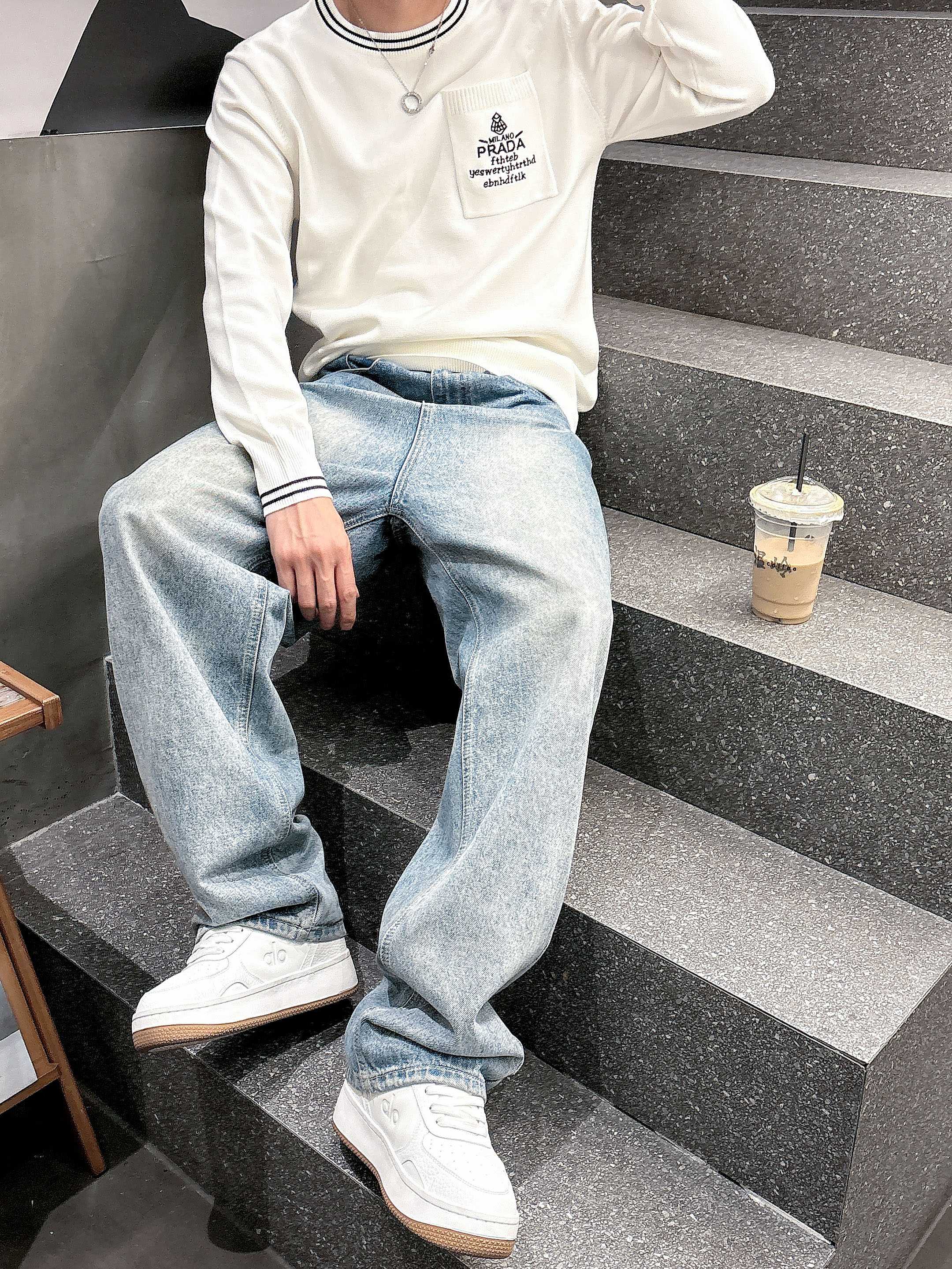 💐普拉达 2025秋冬羊毛混纺圆领针织毛衣，采用进口定制纱线，上身舒适保暖，专柜同步在售。三标齐全。码数