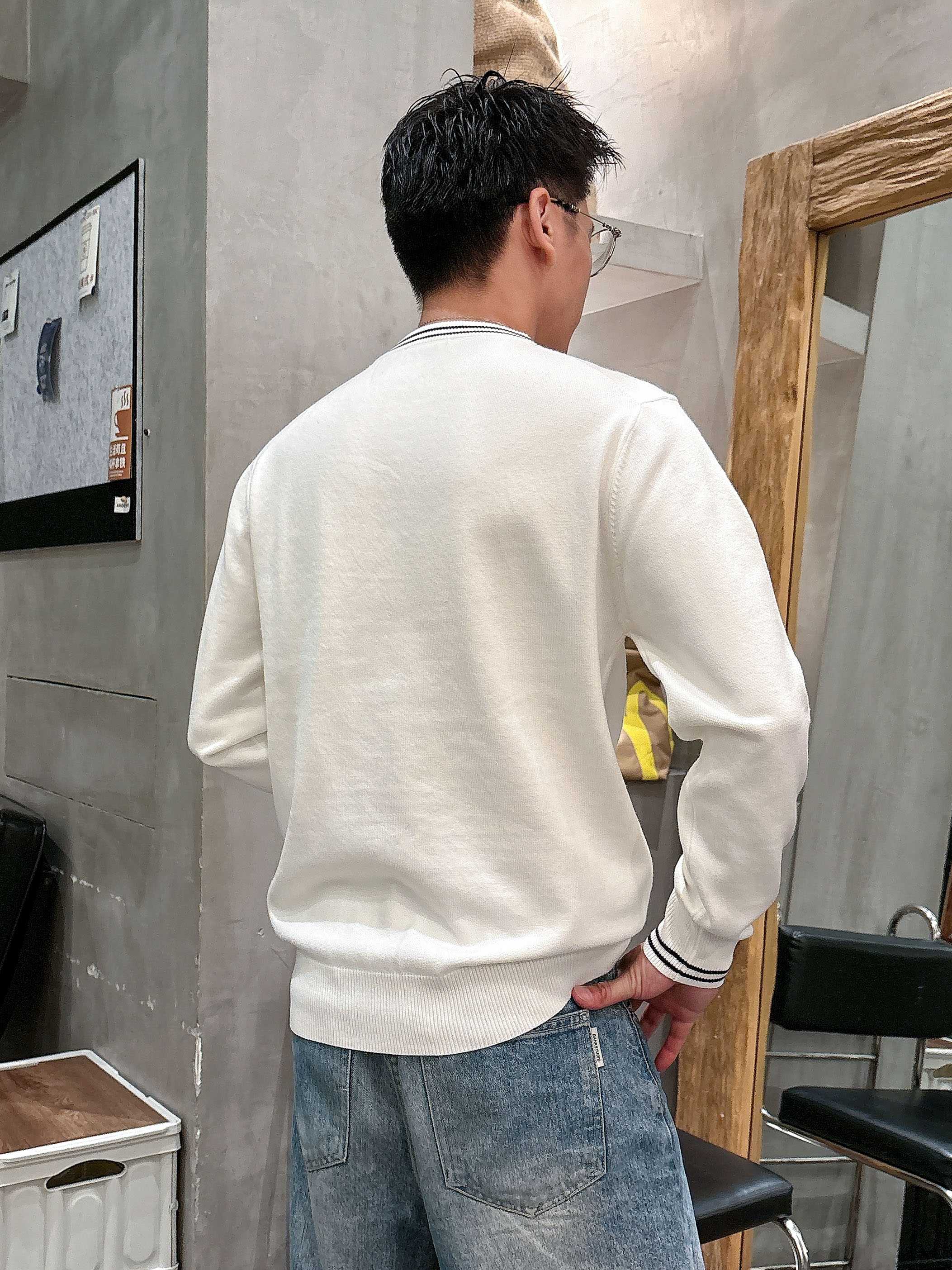 💐普拉达 2025秋冬羊毛混纺圆领针织毛衣，采用进口定制纱线，上身舒适保暖，专柜同步在售。三标齐全。码数