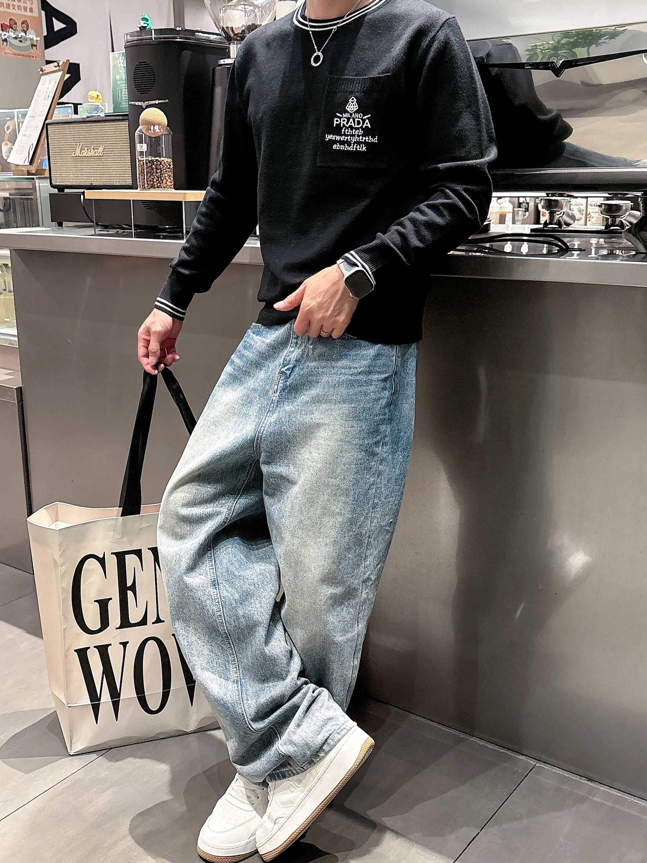 💐普拉达 2025秋冬羊毛混纺圆领针织毛衣，采用进口定制纱线，上身舒适保暖，专柜同步在售。三标齐全。码数