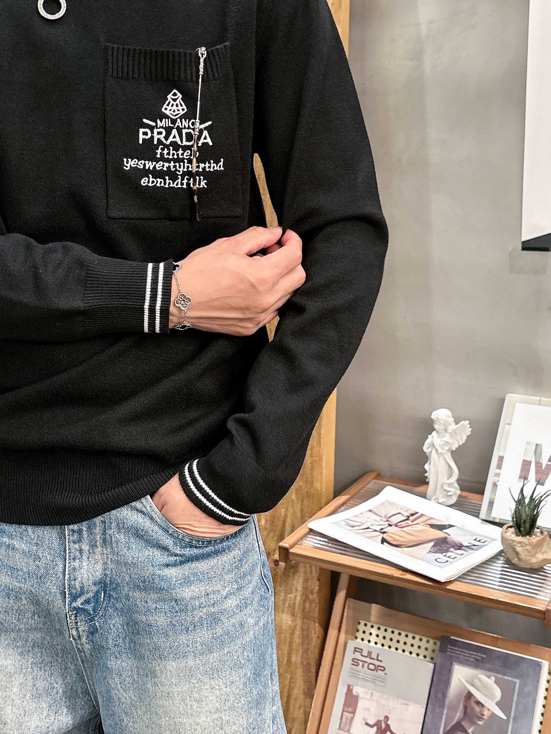 💐普拉达 2025秋冬羊毛混纺圆领针织毛衣，采用进口定制纱线，上身舒适保暖，专柜同步在售。三标齐全。码数