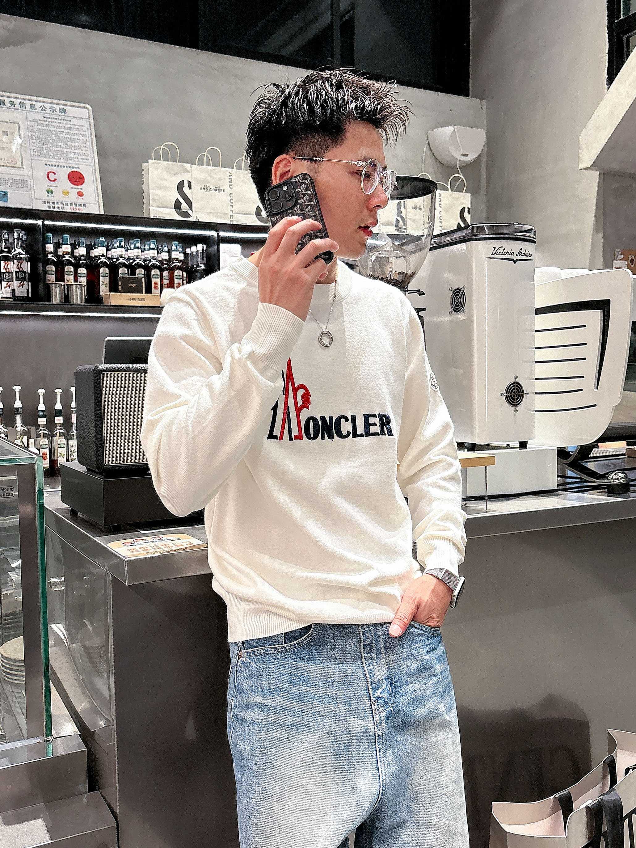 💐蒙口 2025秋冬羊毛混纺圆领针织毛衣，采用进口定制纱线，上身舒适保暖，专柜同步在售。三标齐全。码数: