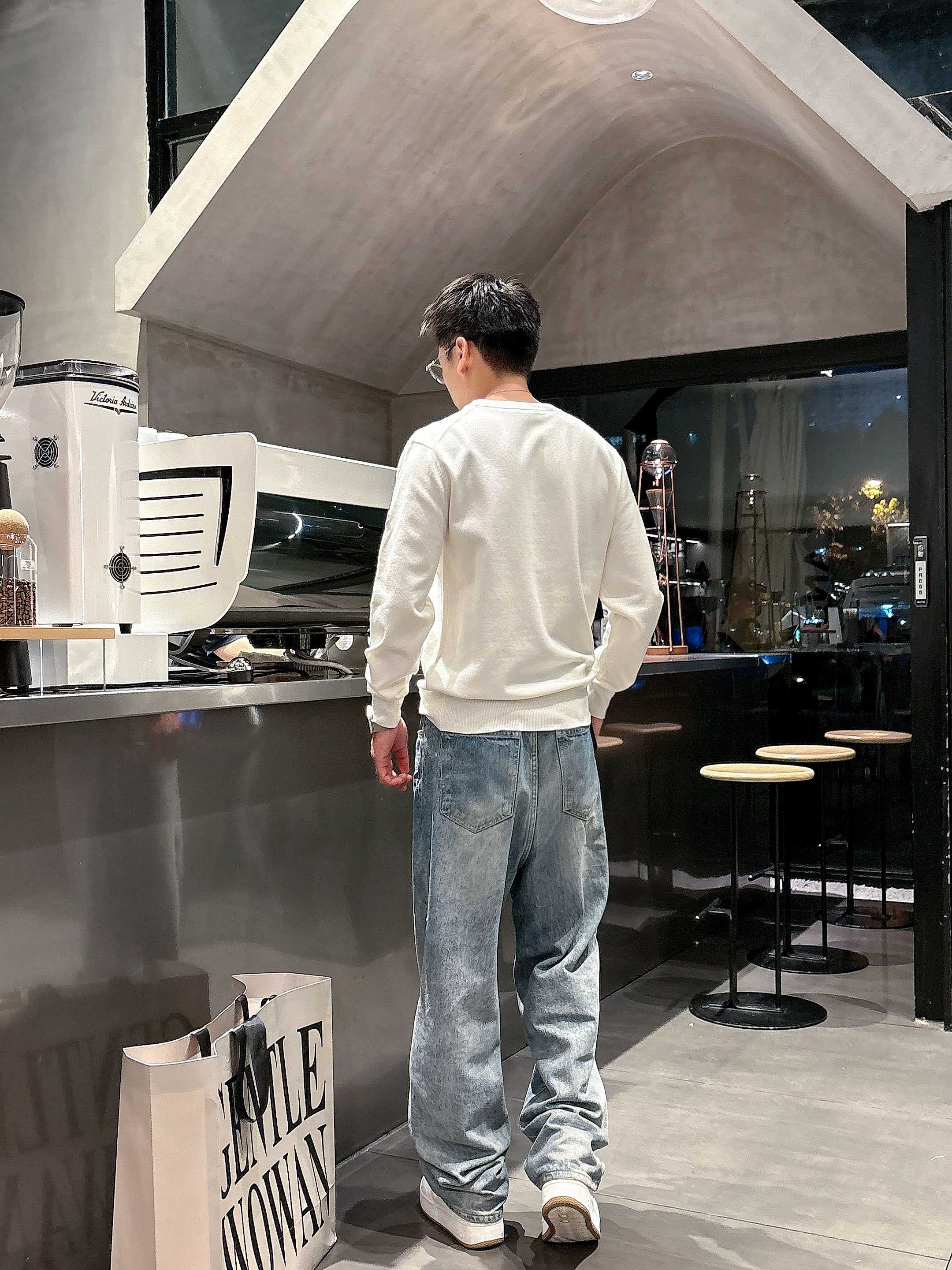 💐蒙口 2025秋冬羊毛混纺圆领针织毛衣，采用进口定制纱线，上身舒适保暖，专柜同步在售。三标齐全。码数: