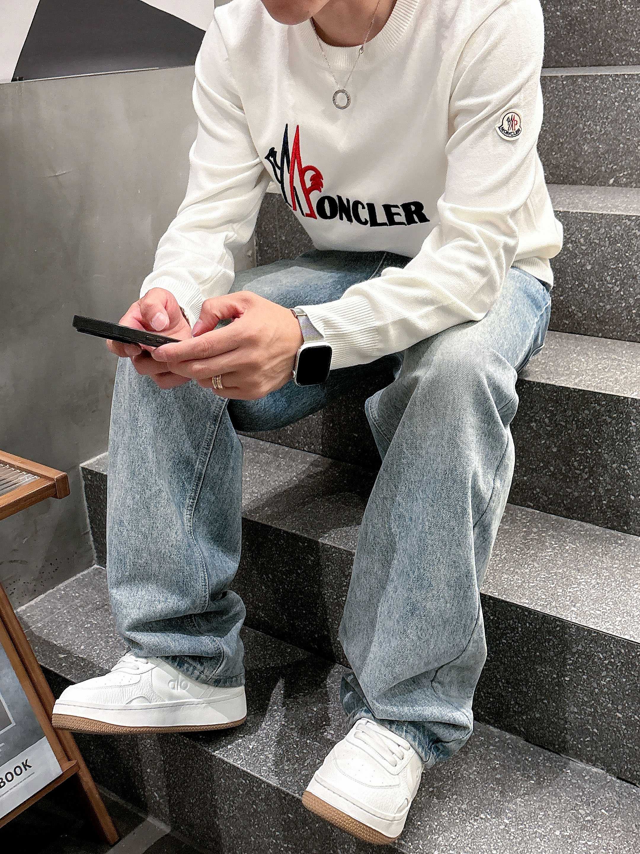 💐蒙口 2025秋冬羊毛混纺圆领针织毛衣，采用进口定制纱线，上身舒适保暖，专柜同步在售。三标齐全。码数: