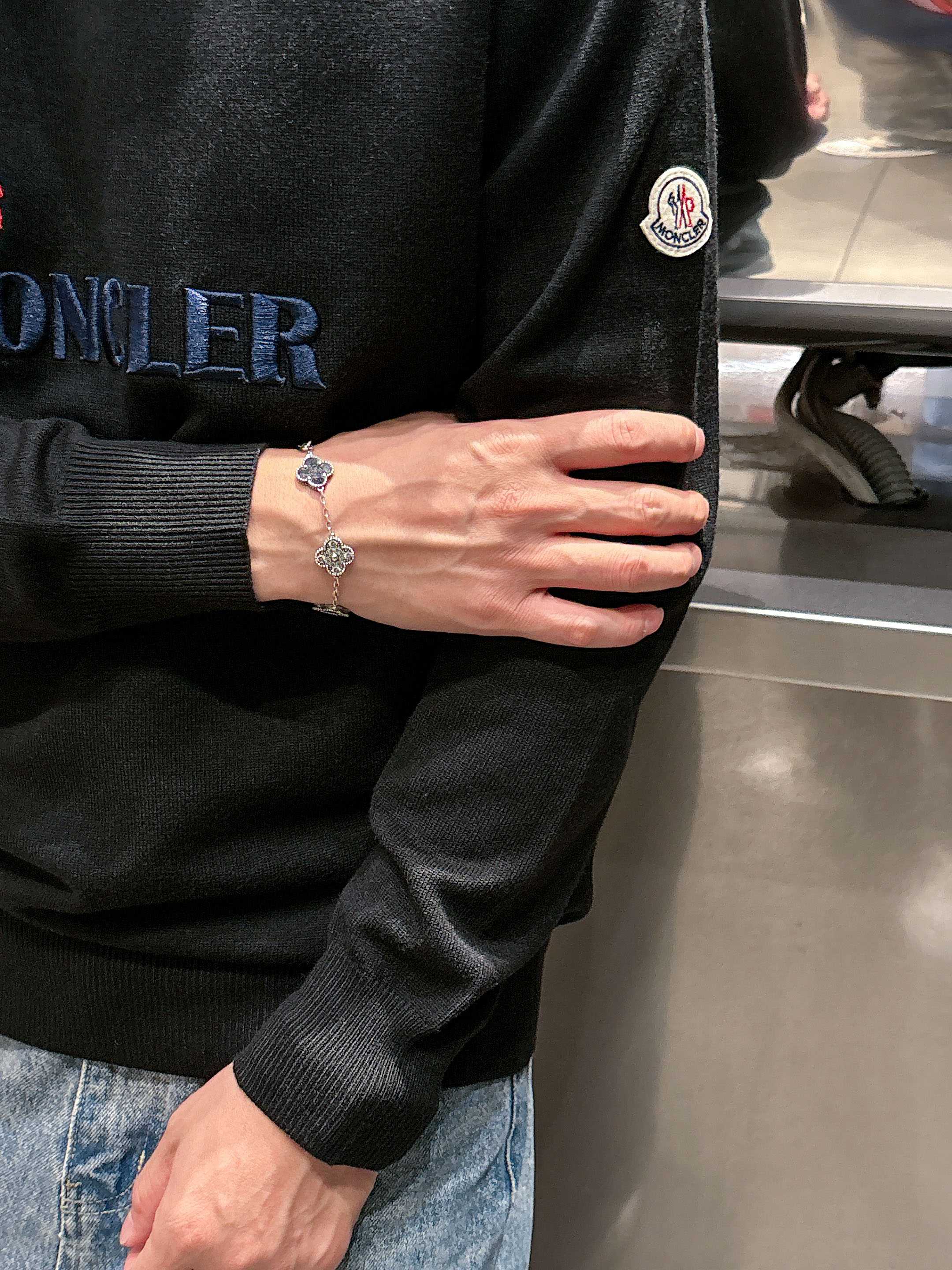 💐蒙口 2025秋冬羊毛混纺圆领针织毛衣，采用进口定制纱线，上身舒适保暖，专柜同步在售。三标齐全。码数: