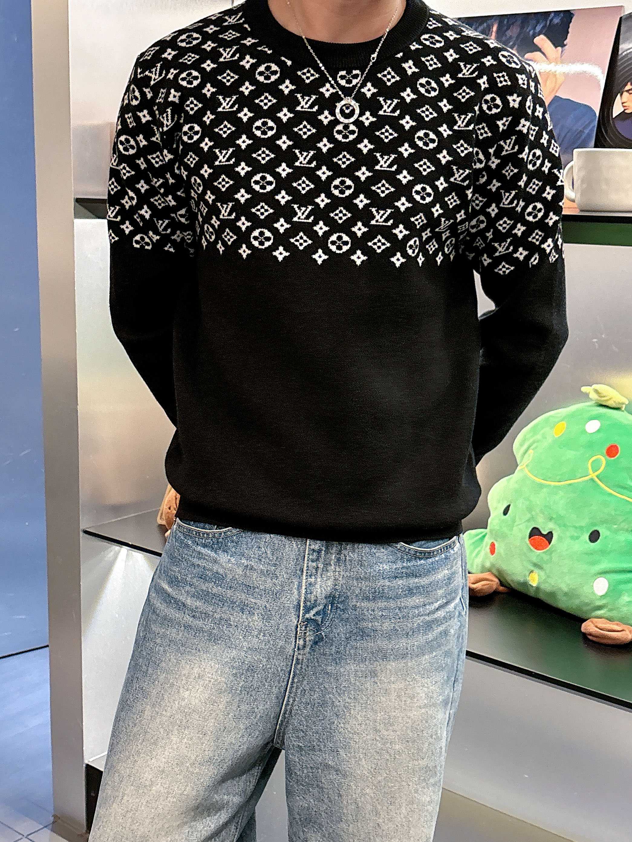 💐Lv 2025秋冬羊毛混纺圆领针织毛衣，采用进口定制纱线，上身舒适保暖，专柜同步在售。三标齐全。码数: