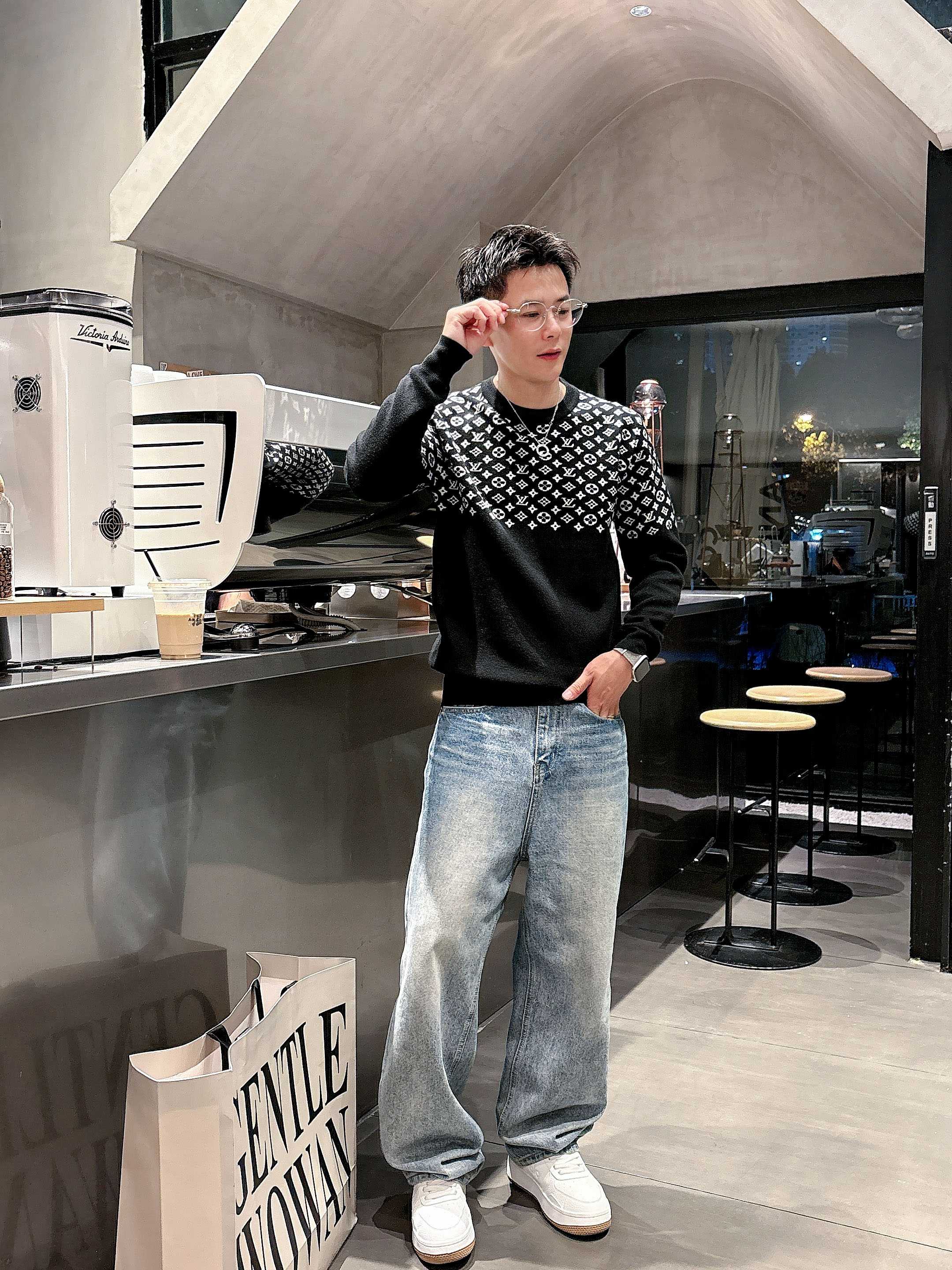 💐Lv 2025秋冬羊毛混纺圆领针织毛衣，采用进口定制纱线，上身舒适保暖，专柜同步在售。三标齐全。码数: