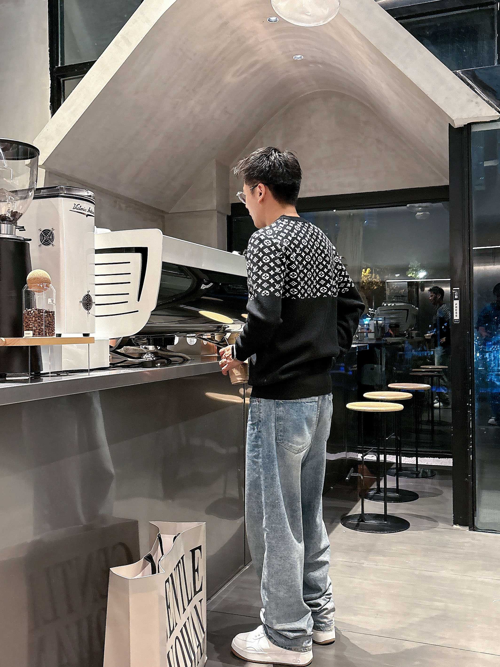 💐Lv 2025秋冬羊毛混纺圆领针织毛衣，采用进口定制纱线，上身舒适保暖，专柜同步在售。三标齐全。码数: