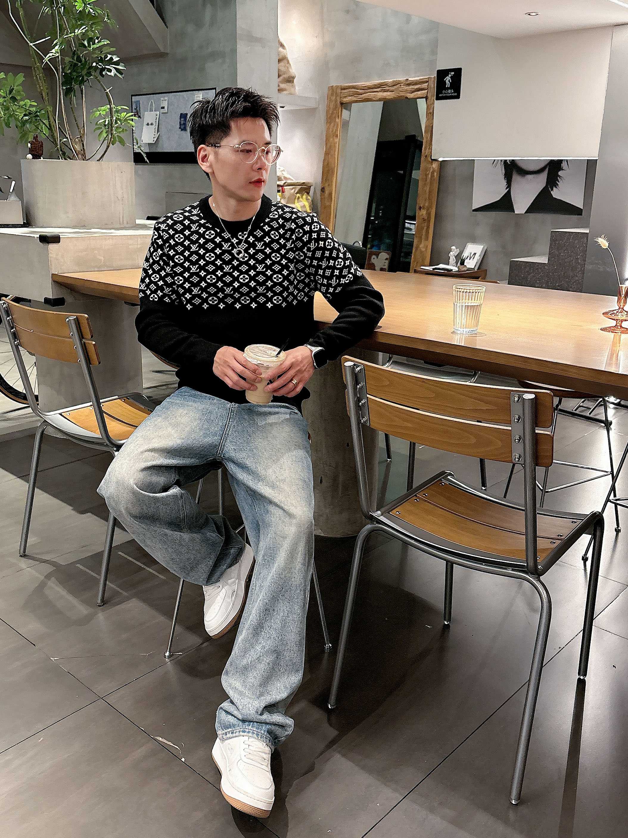 💐Lv 2025秋冬羊毛混纺圆领针织毛衣，采用进口定制纱线，上身舒适保暖，专柜同步在售。三标齐全。码数: