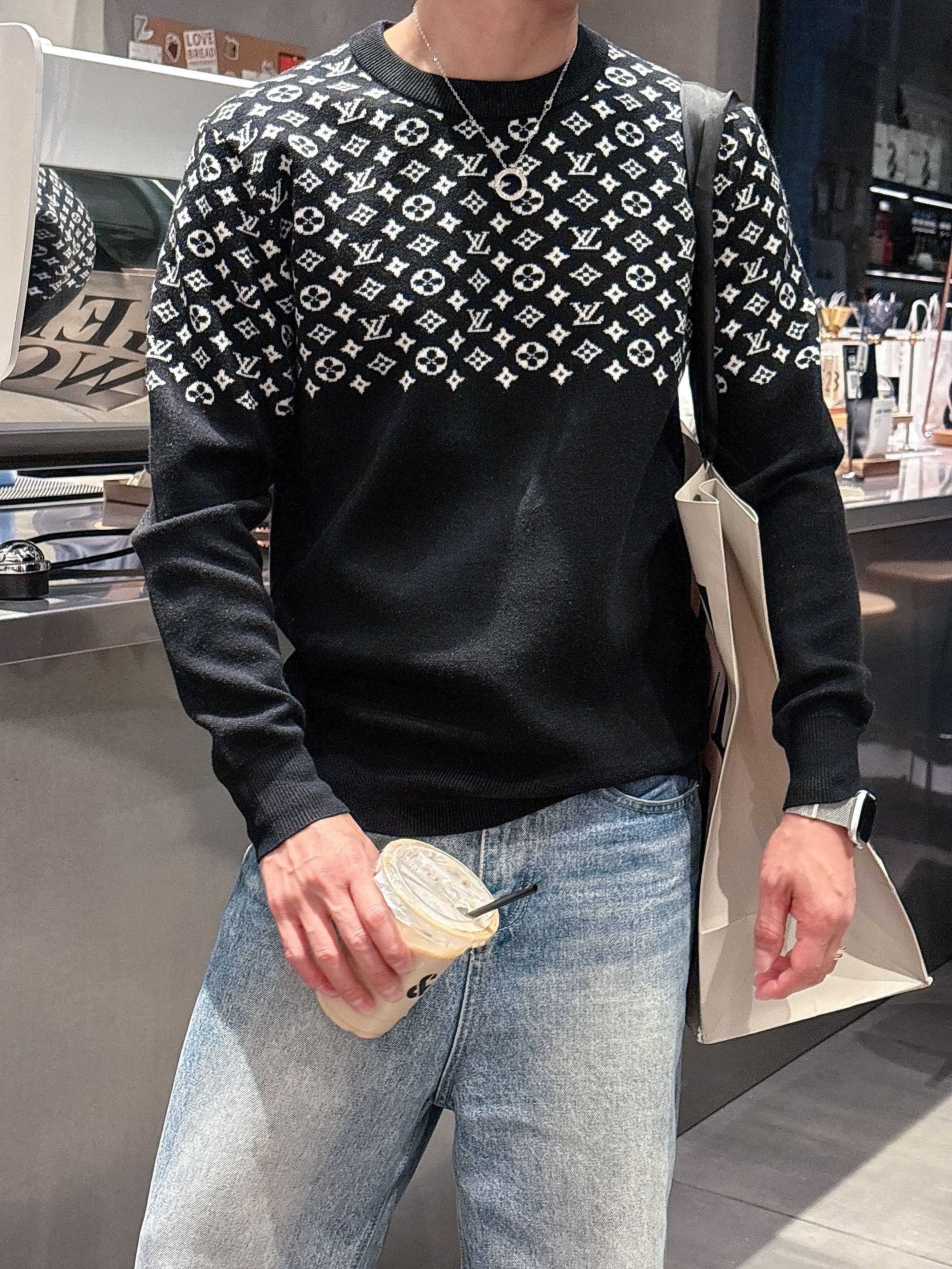 💐Lv 2025秋冬羊毛混纺圆领针织毛衣，采用进口定制纱线，上身舒适保暖，专柜同步在售。三标齐全。码数: