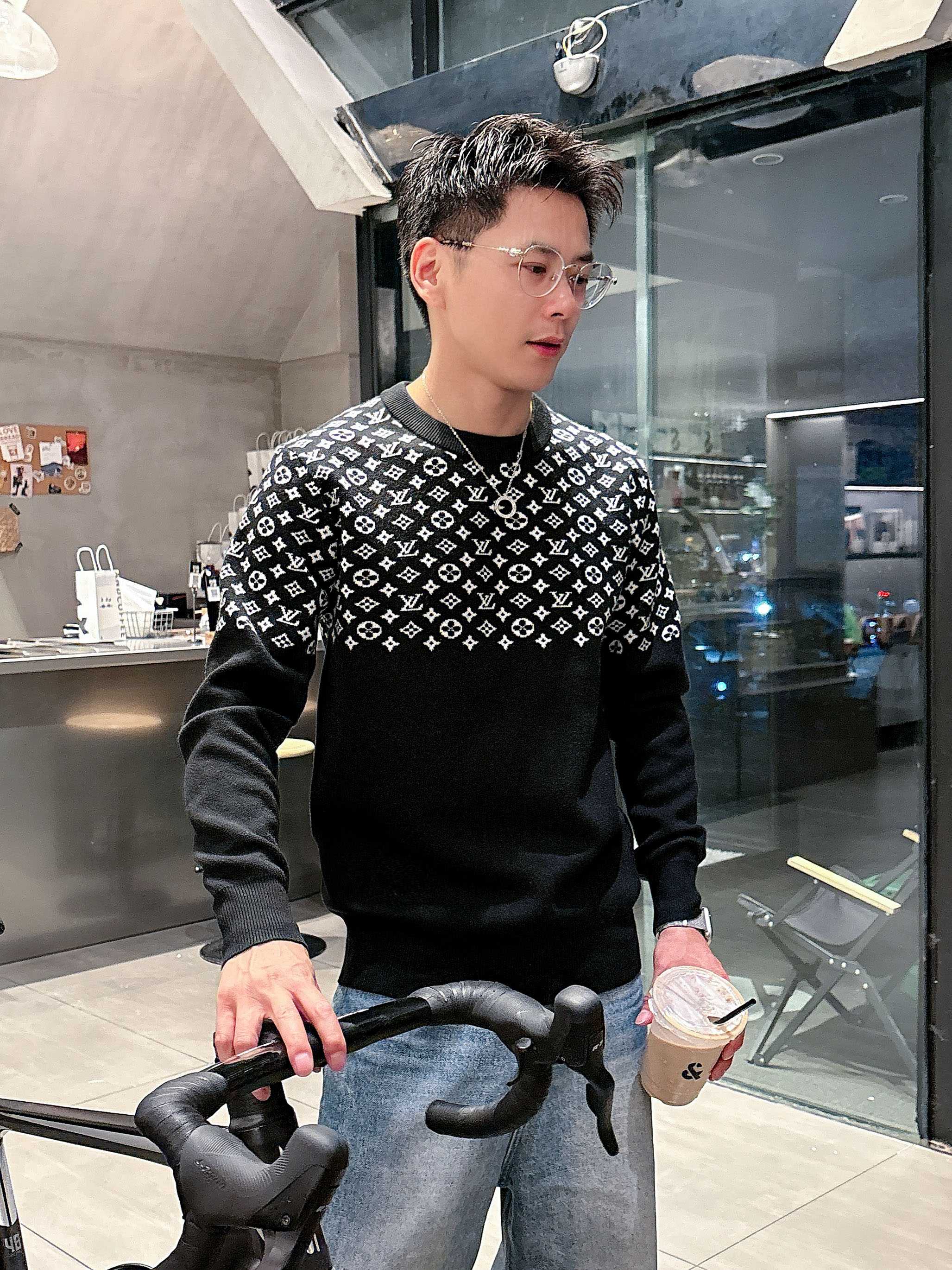 💐Lv 2025秋冬羊毛混纺圆领针织毛衣，采用进口定制纱线，上身舒适保暖，专柜同步在售。三标齐全。码数: