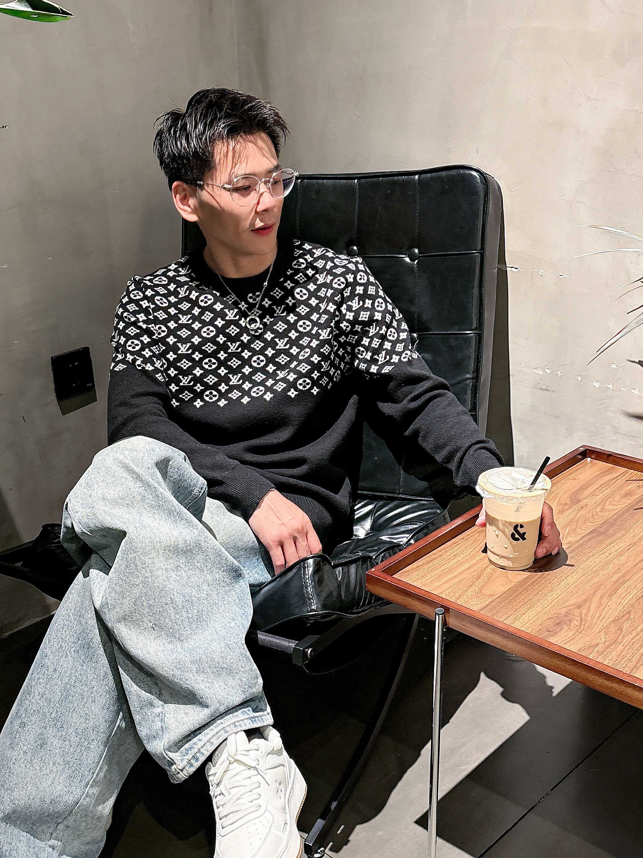 💐Lv 2025秋冬羊毛混纺圆领针织毛衣，采用进口定制纱线，上身舒适保暖，专柜同步在售。三标齐全。码数: