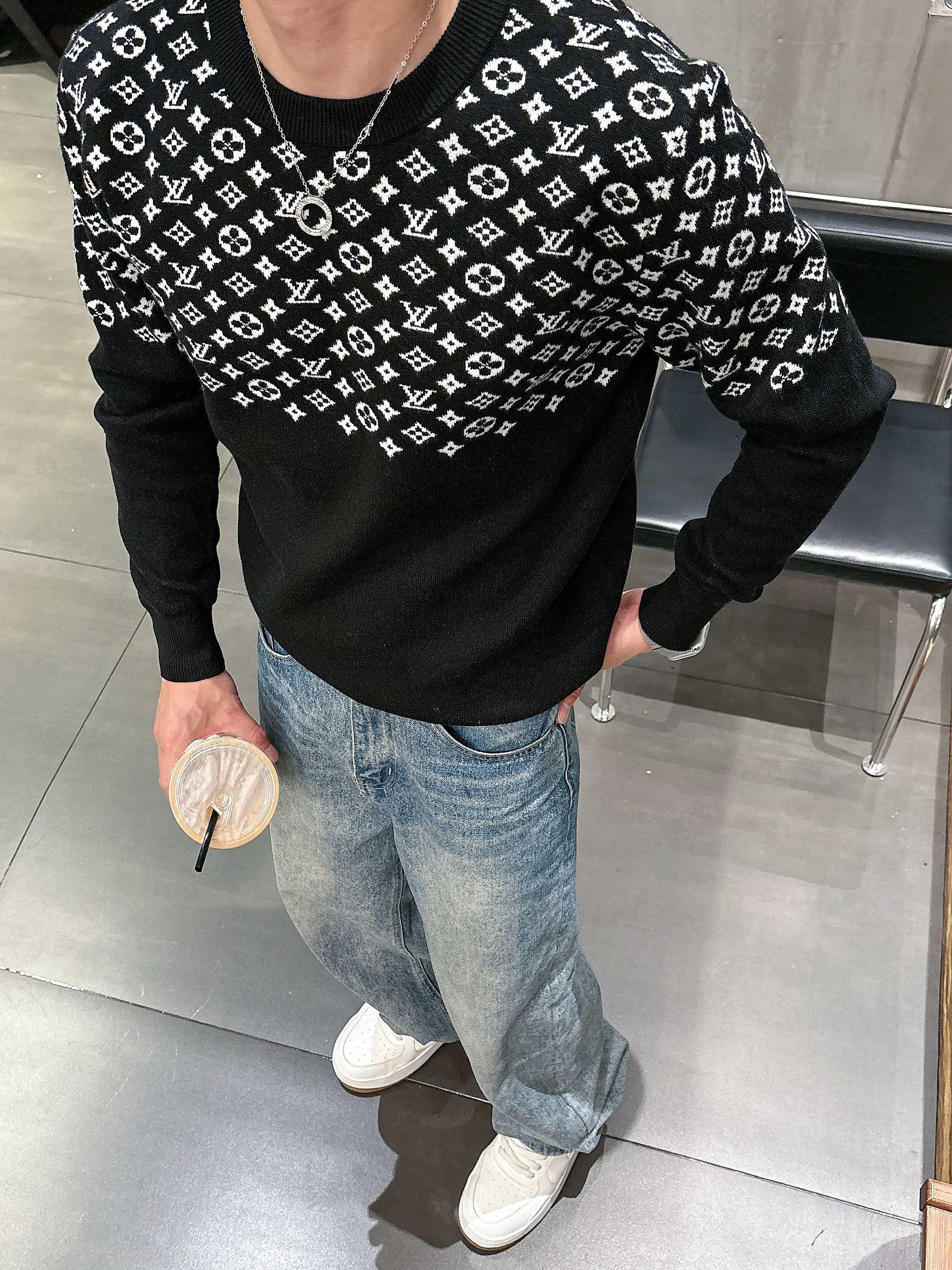 💐Lv 2025秋冬羊毛混纺圆领针织毛衣，采用进口定制纱线，上身舒适保暖，专柜同步在售。三标齐全。码数: