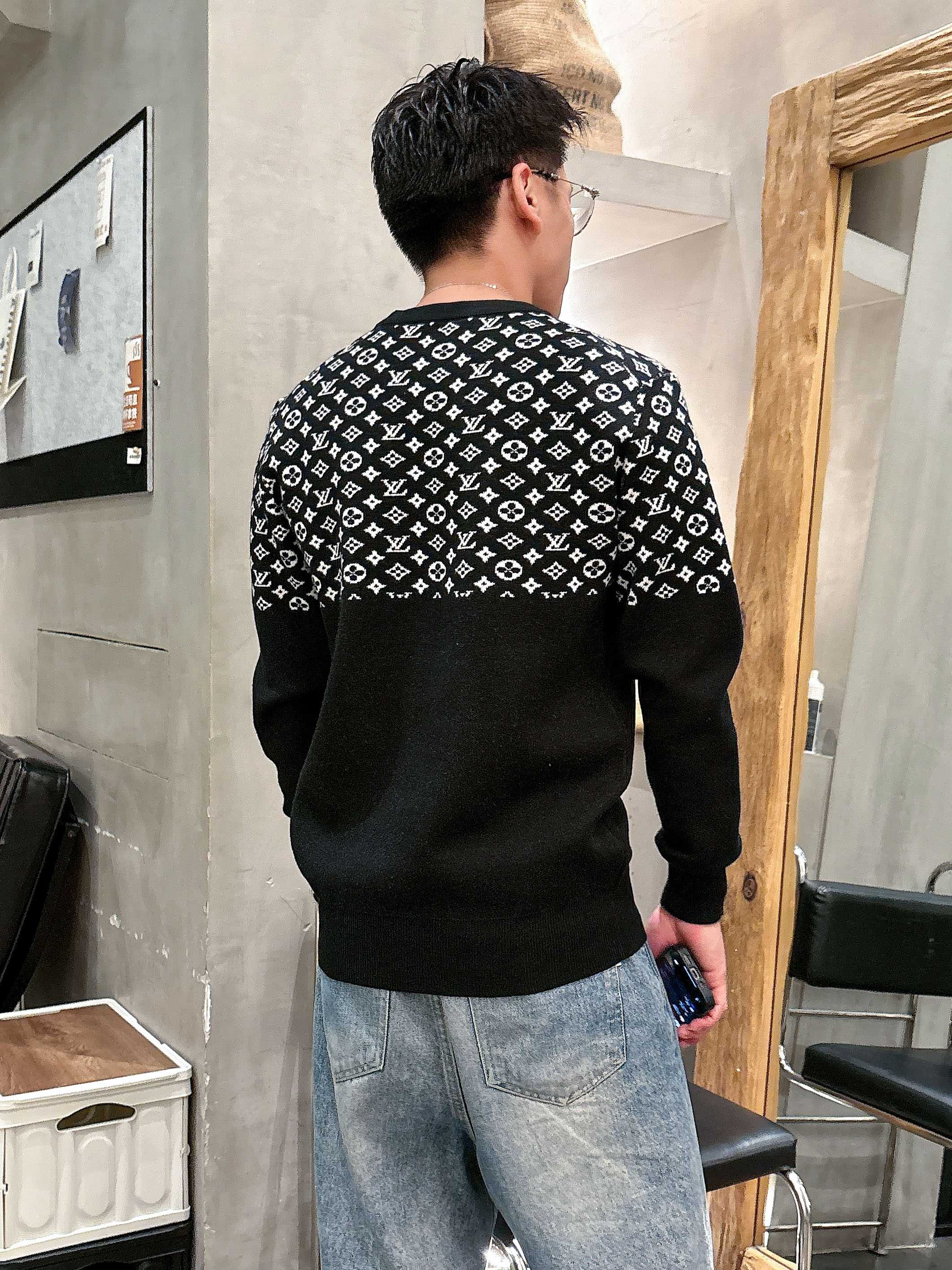 💐Lv 2025秋冬羊毛混纺圆领针织毛衣，采用进口定制纱线，上身舒适保暖，专柜同步在售。三标齐全。码数: