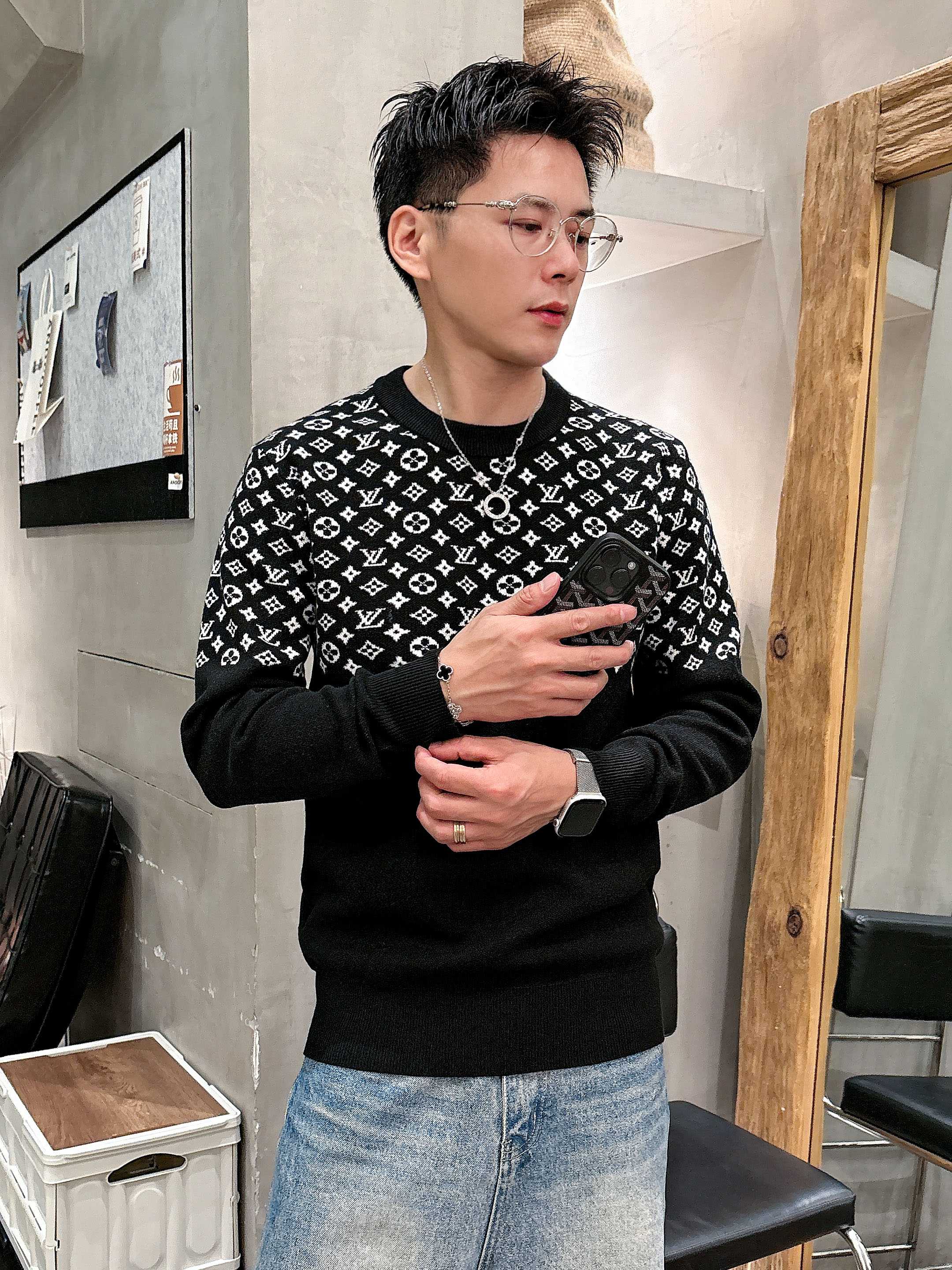 💐Lv 2025秋冬羊毛混纺圆领针织毛衣，采用进口定制纱线，上身舒适保暖，专柜同步在售。三标齐全。码数: