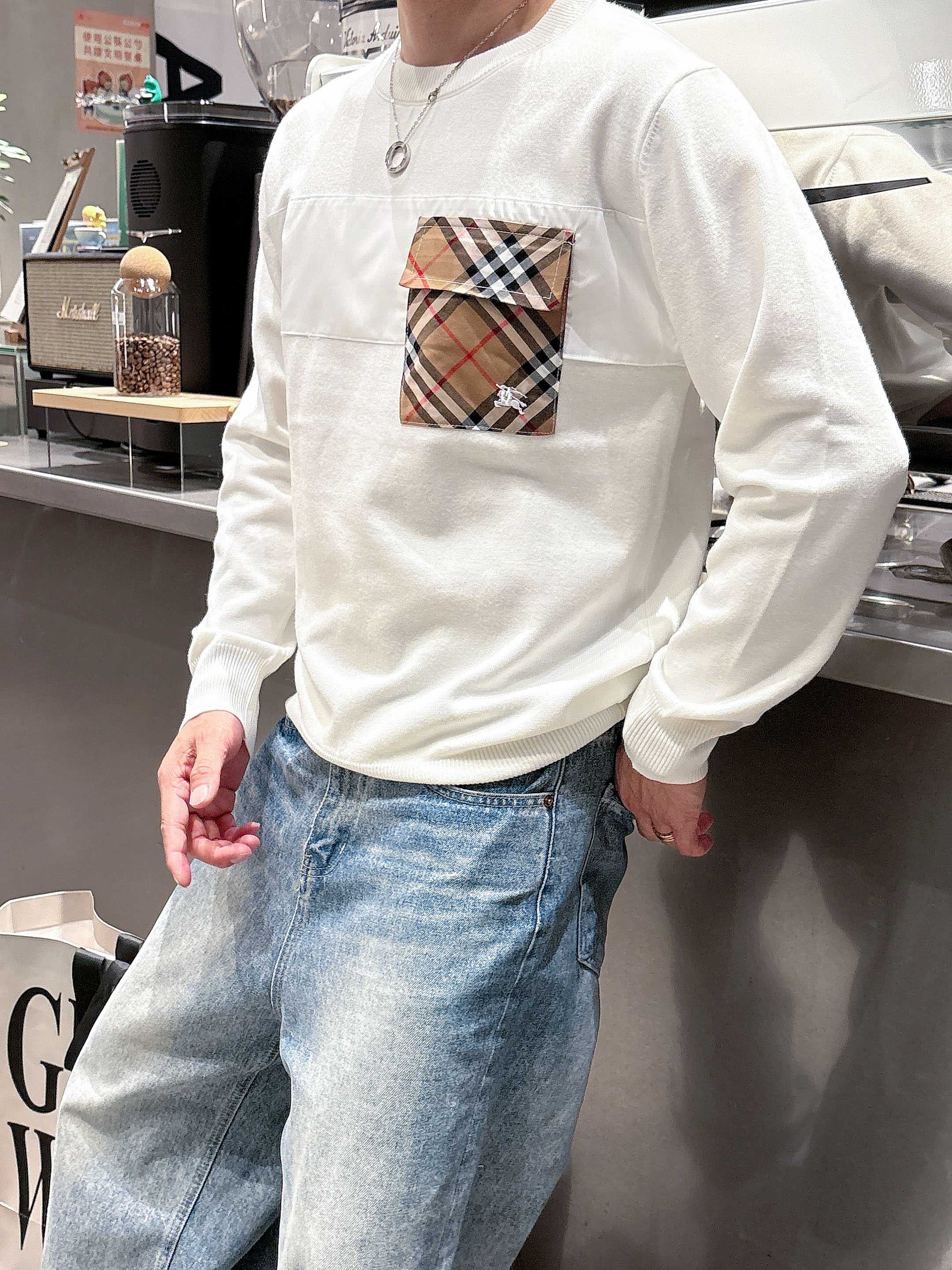 💐巴宝莉 2025秋冬羊毛混纺圆领针织毛衣，采用进口定制纱线，上身舒适保暖，专柜同步在售。三标齐全。码数