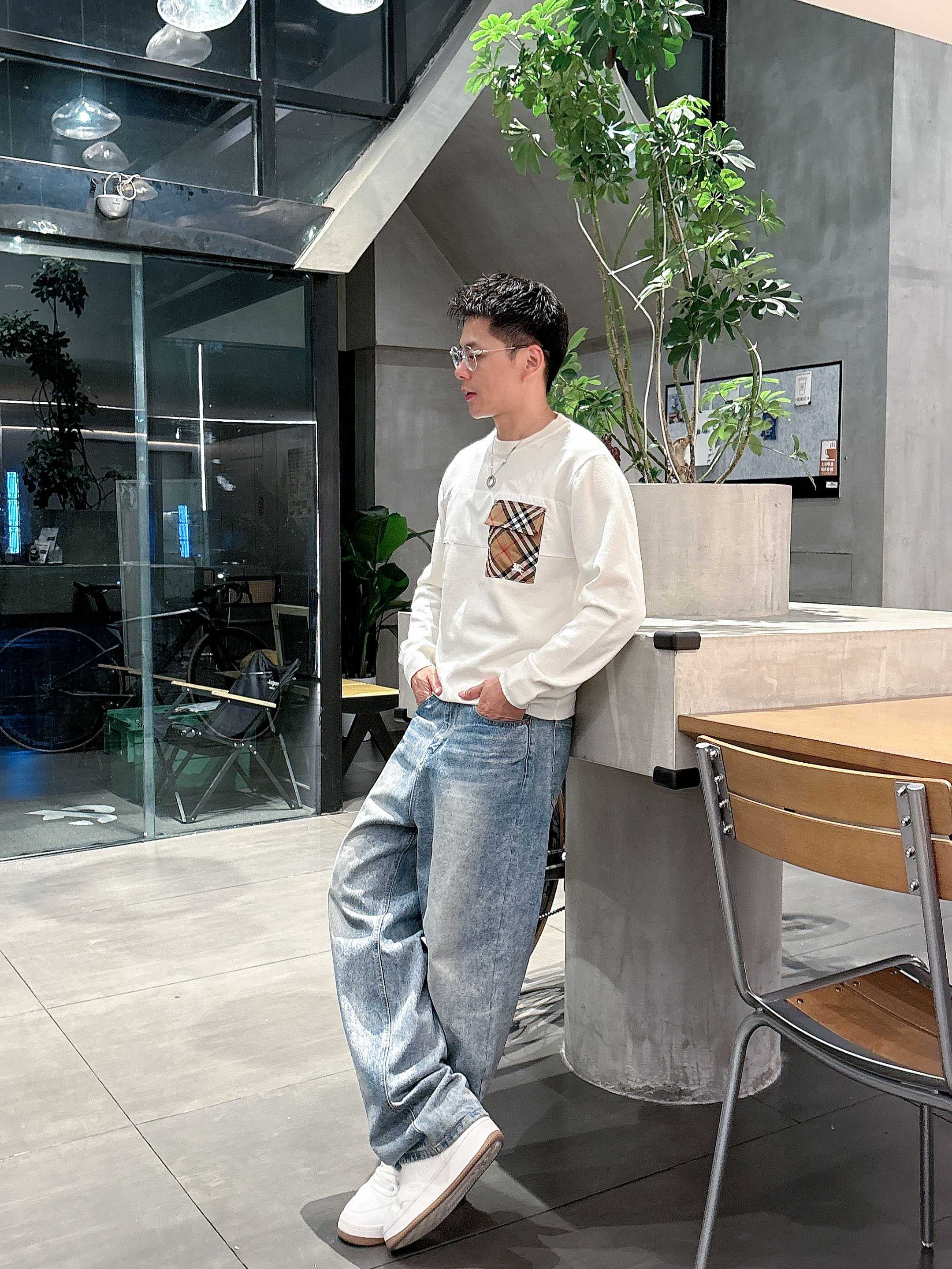 💐巴宝莉 2025秋冬羊毛混纺圆领针织毛衣，采用进口定制纱线，上身舒适保暖，专柜同步在售。三标齐全。码数