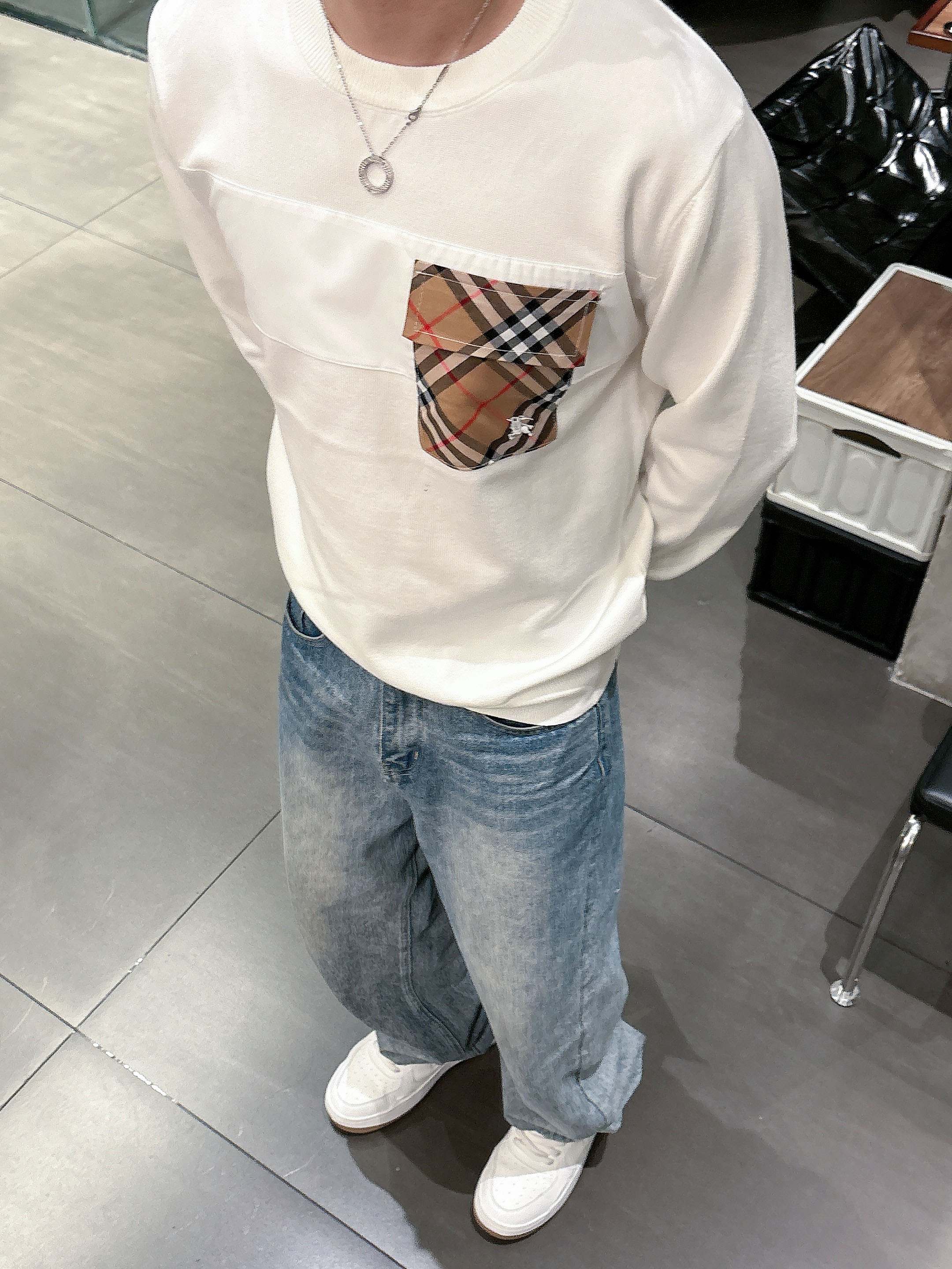 💐巴宝莉 2025秋冬羊毛混纺圆领针织毛衣，采用进口定制纱线，上身舒适保暖，专柜同步在售。三标齐全。码数