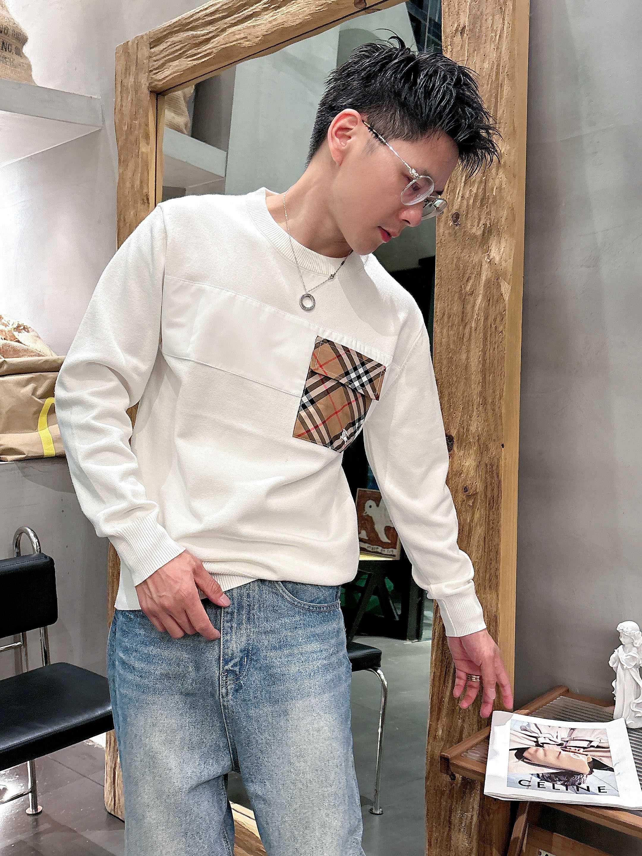 💐巴宝莉 2025秋冬羊毛混纺圆领针织毛衣，采用进口定制纱线，上身舒适保暖，专柜同步在售。三标齐全。码数