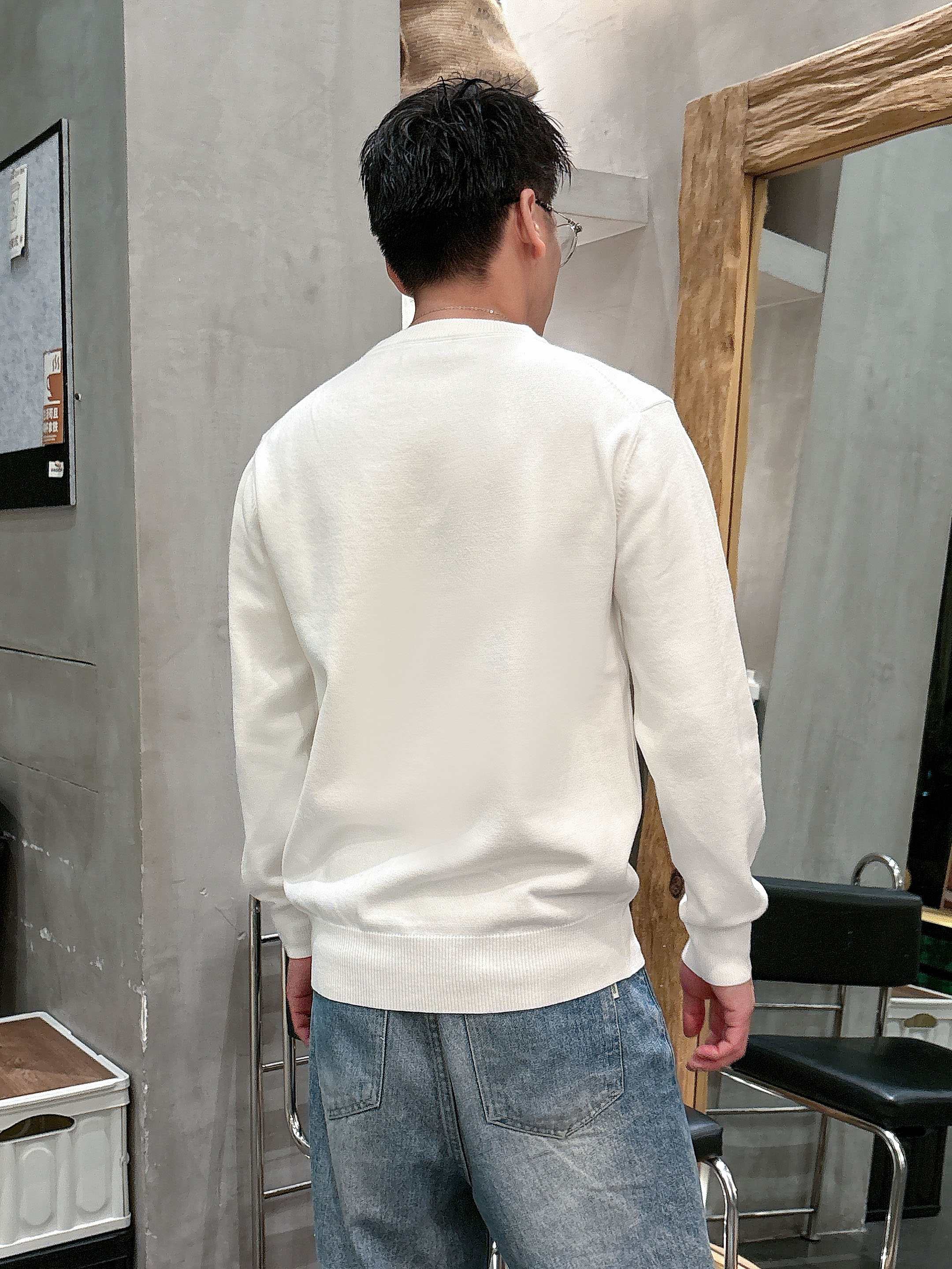 💐巴宝莉 2025秋冬羊毛混纺圆领针织毛衣，采用进口定制纱线，上身舒适保暖，专柜同步在售。三标齐全。码数