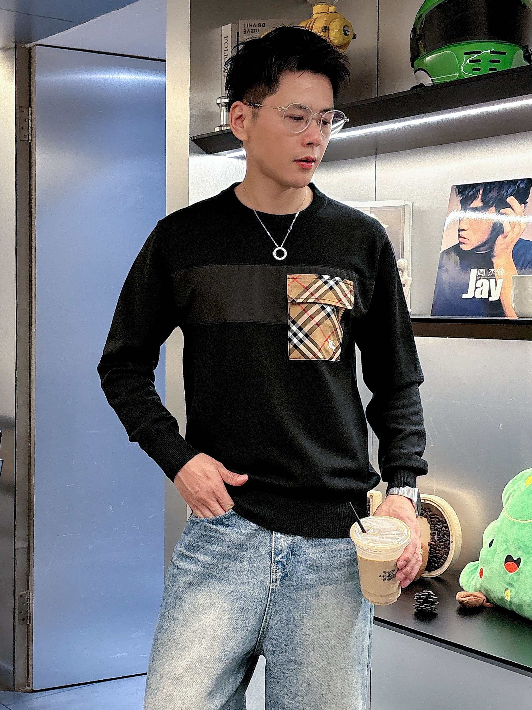 💐巴宝莉 2025秋冬羊毛混纺圆领针织毛衣，采用进口定制纱线，上身舒适保暖，专柜同步在售。三标齐全。码数