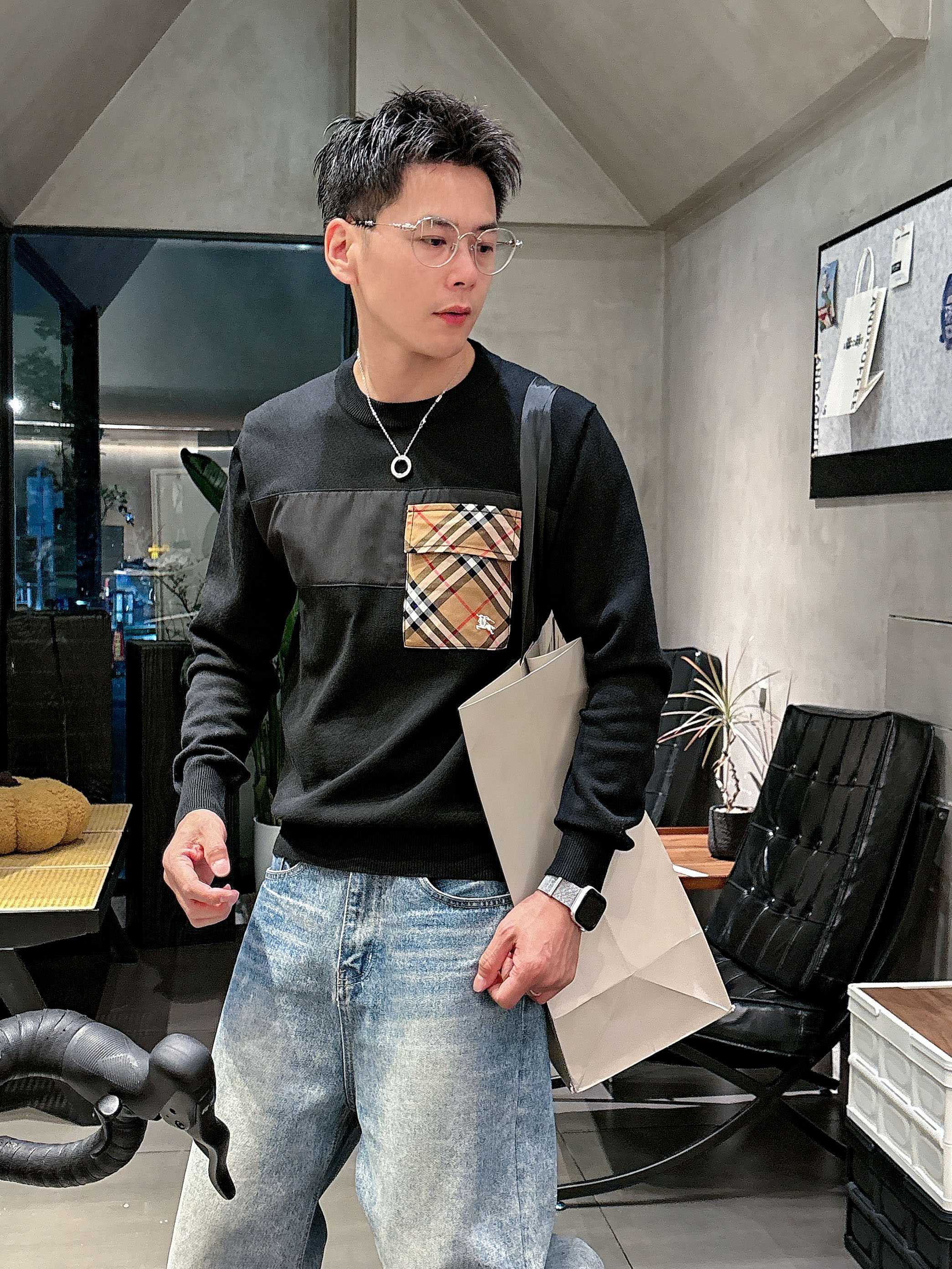 💐巴宝莉 2025秋冬羊毛混纺圆领针织毛衣，采用进口定制纱线，上身舒适保暖，专柜同步在售。三标齐全。码数