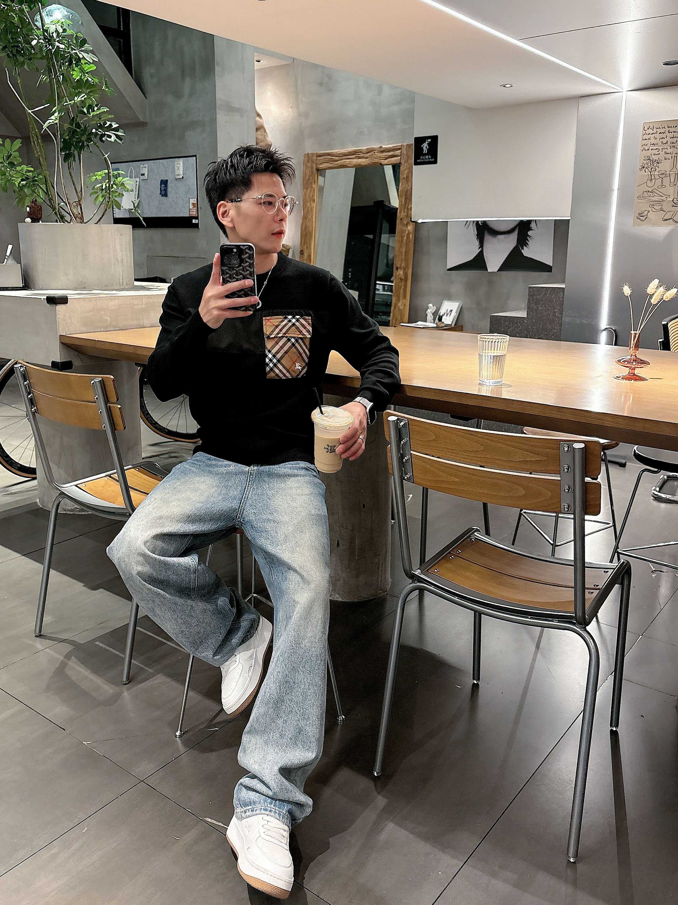 💐巴宝莉 2025秋冬羊毛混纺圆领针织毛衣，采用进口定制纱线，上身舒适保暖，专柜同步在售。三标齐全。码数