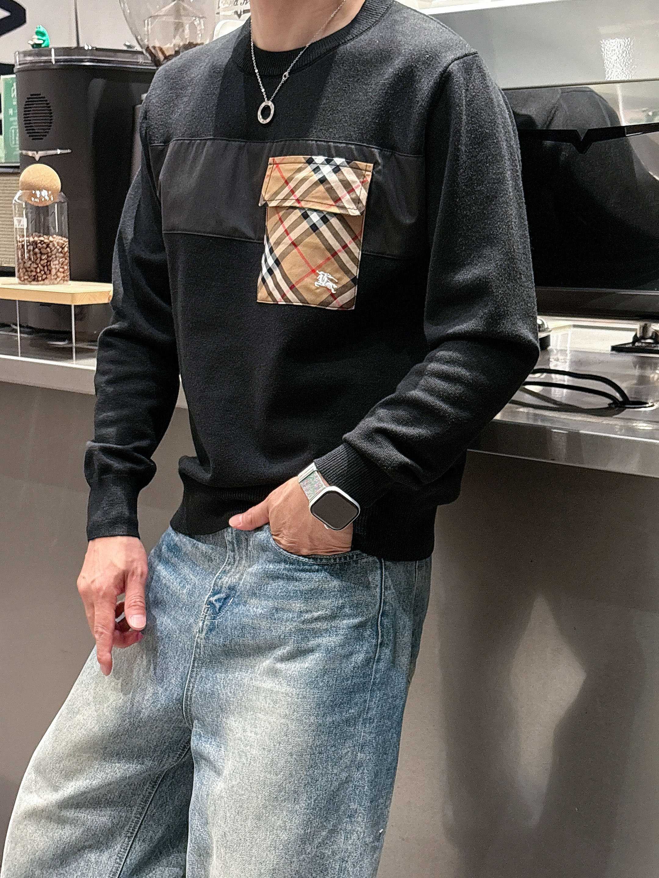 💐巴宝莉 2025秋冬羊毛混纺圆领针织毛衣，采用进口定制纱线，上身舒适保暖，专柜同步在售。三标齐全。码数