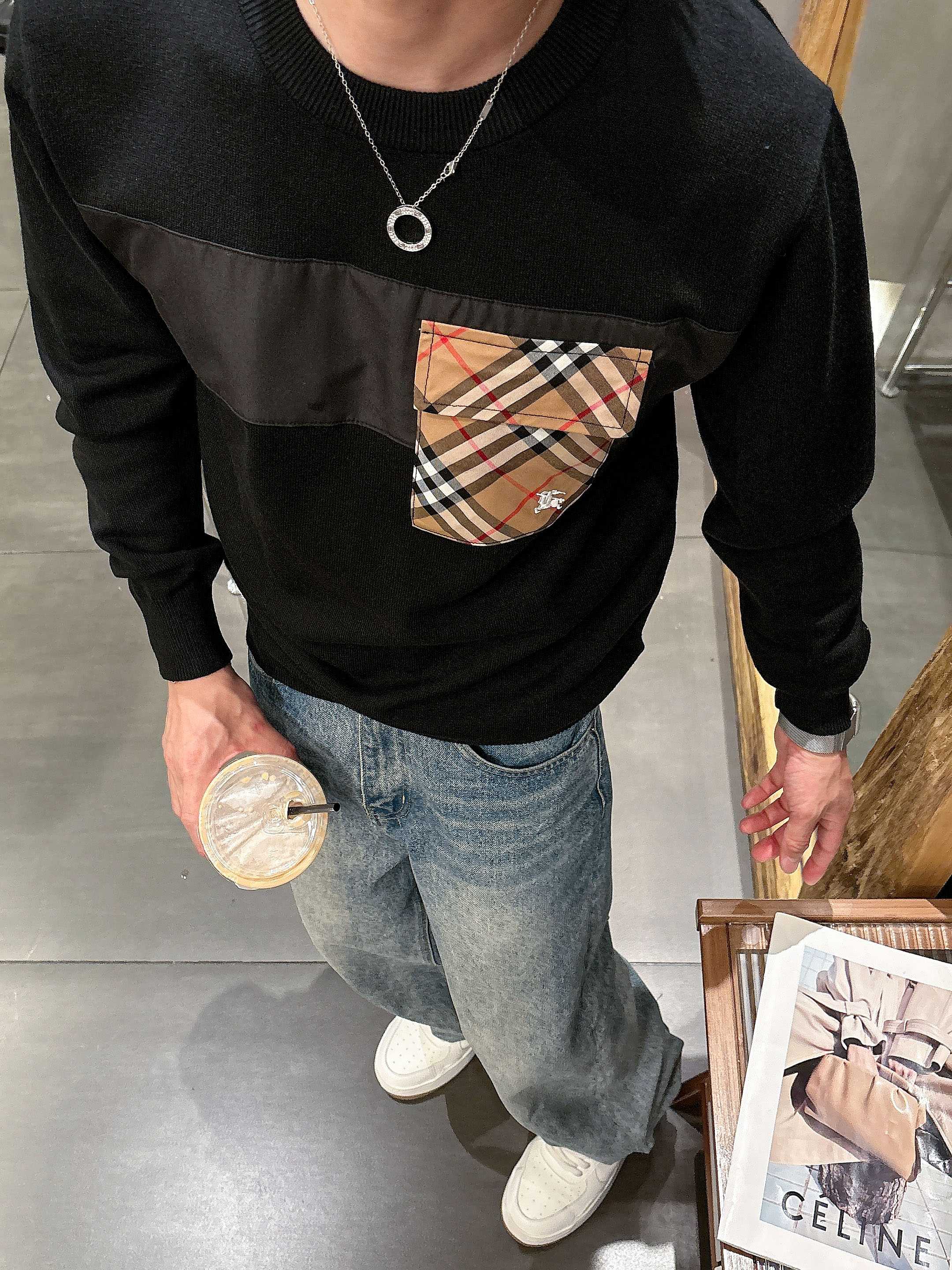 💐巴宝莉 2025秋冬羊毛混纺圆领针织毛衣，采用进口定制纱线，上身舒适保暖，专柜同步在售。三标齐全。码数