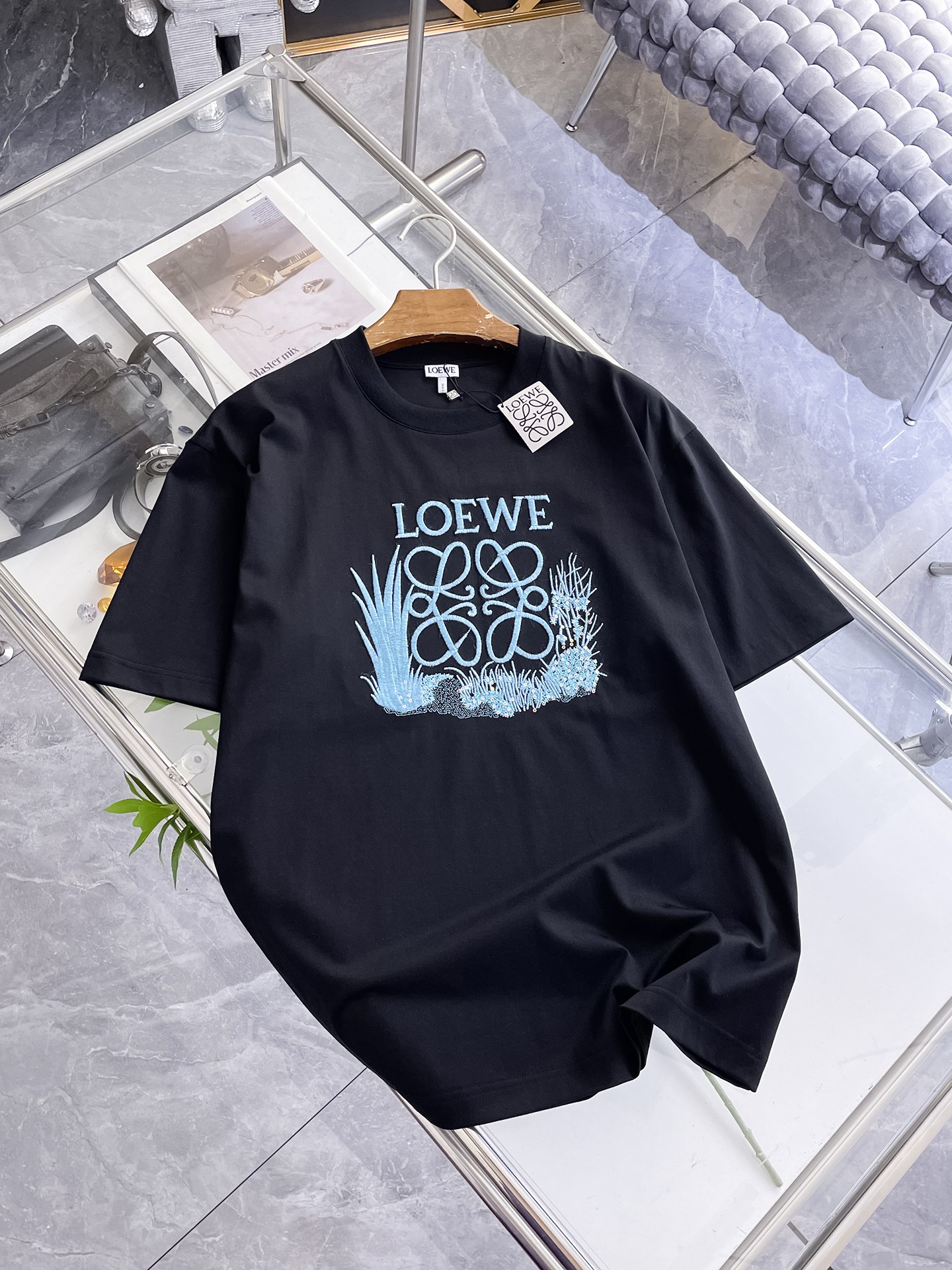 NO:872451,Luo Yiwei's 2026 spring and summer new style debut counter, the latest short-sleeved round neck T-shirt, high-end customization, avant-garde and fashionable design!  Brand logo emphasizes craftsmanship design. High-end customized 100% cotton top-grade mercerized fabric. Soft to the touch. Comfortable to wear. Exquisite stitching at the counter level. Fine workmanship. The upper body effect is incomparably handsome!  A must-have item for a stylish man!  Color Black White Size M-3XL,,loewe,T-shirt,tees,t-shirt,19860909罗意威 2026春夏新款首发专柜最新款短袖圆领T恤 高端订制 设计前卫时尚！品牌logo重工艺设计 高端定制百分百棉顶级丝光面料.手感柔软.穿着舒适.专柜级别精致车线.做工精细.上身效果无敌帅气！型男必备单品！ 颜色黑色 白色 码数M-3XL,,loewe,T-shirt,tees，t-shirt,,Men's clothing