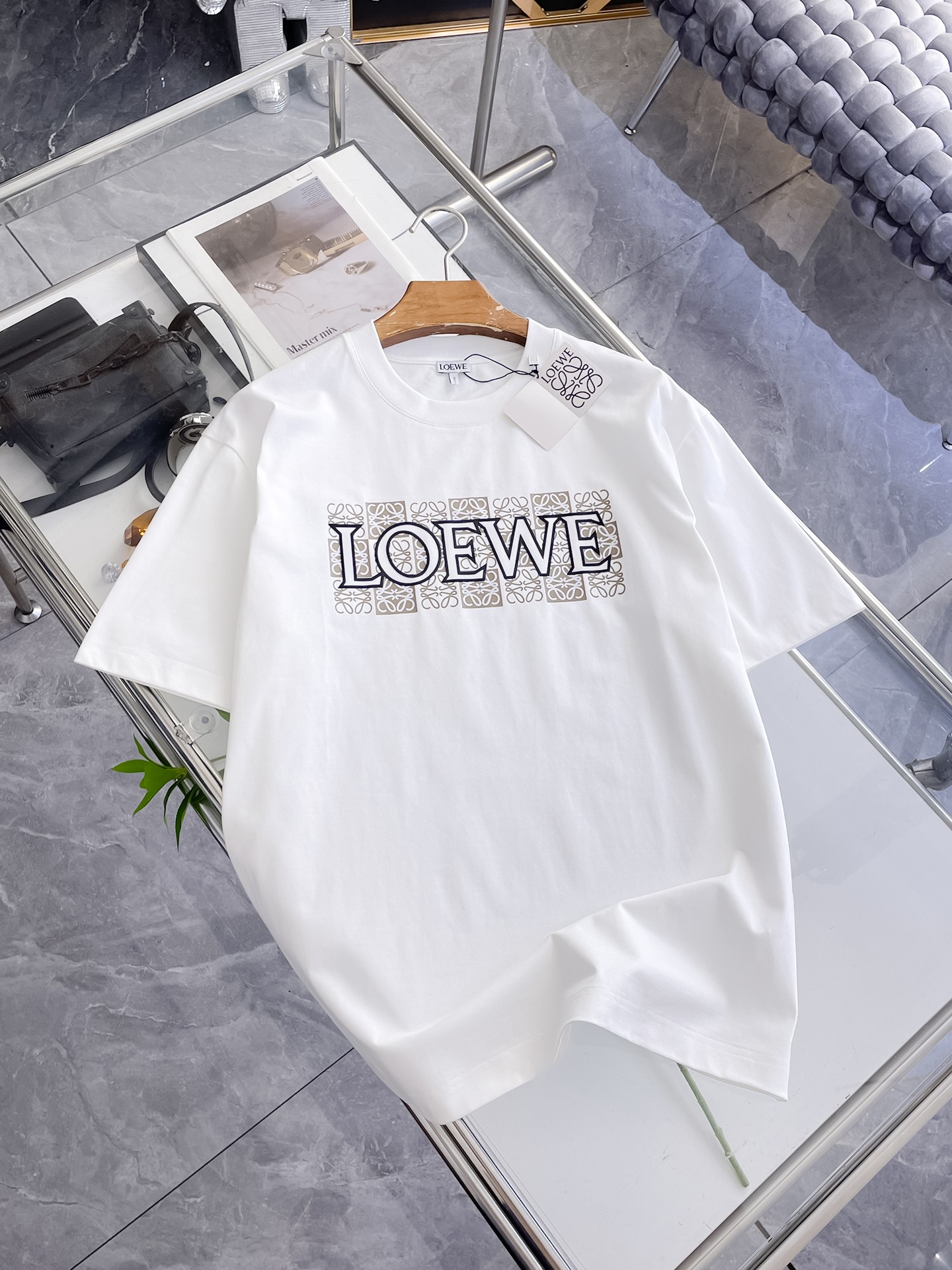 NO:872457,Luo Yiwei's 2026 spring and summer new style debut counter, the latest short-sleeved round neck T-shirt, high-end customization, avant-garde and fashionable design!  Brand logo emphasizes craftsmanship design. High-end customized 100% cotton top-grade mercerized fabric. Soft to the touch. Comfortable to wear. Exquisite stitching at the counter level. Fine workmanship. The upper body effect is incomparably handsome!  A must-have item for a stylish man!  Color Black White Size M-3XL,,loewe,T-shirt,tees,t-shirt,19860909罗意威 2026春夏新款首发专柜最新款短袖圆领T恤 高端订制 设计前卫时尚！品牌logo重工艺设计 高端定制百分百棉顶级丝光面料.手感柔软.穿着舒适.专柜级别精致车线.做工精细.上身效果无敌帅气！型男必备单品！ 颜色黑色 白色 码数M-3XL,,loewe,T-shirt,tees，t-shirt,,Men's clothing