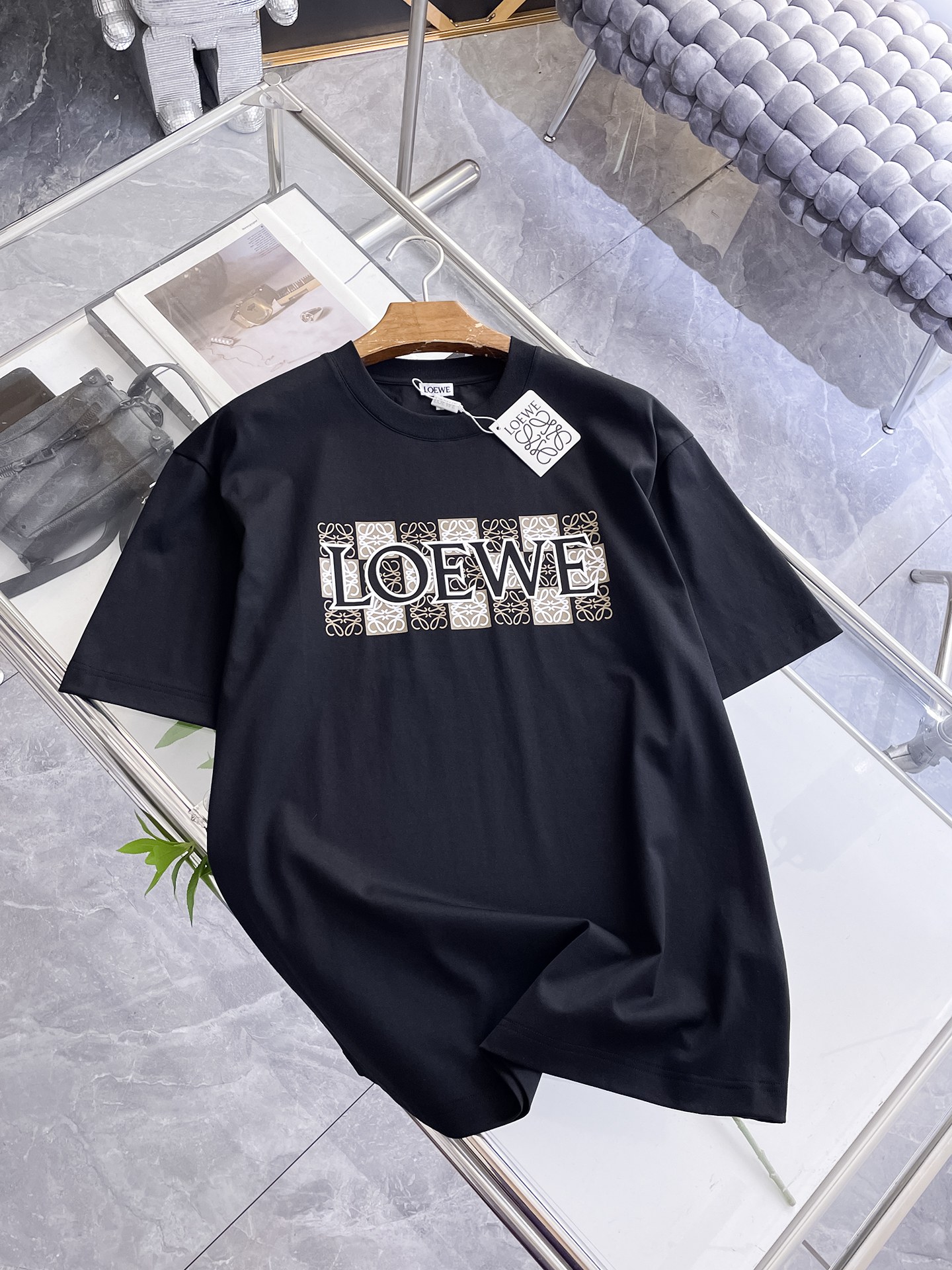 NO:872462,Luo Yiwei's 2026 spring and summer new style debut counter, the latest short-sleeved round neck T-shirt, high-end customization, avant-garde and fashionable design!  Brand logo emphasizes craftsmanship design. High-end customized 100% cotton top-grade mercerized fabric. Soft to the touch. Comfortable to wear. Exquisite stitching at the counter level. Fine workmanship. The upper body effect is incomparably handsome!  A must-have item for a stylish man!  Color Black White Size M-3XL,,loewe,T-shirt,tees,t-shirt,19860909罗意威 2026春夏新款首发专柜最新款短袖圆领T恤 高端订制 设计前卫时尚！品牌logo重工艺设计 高端定制百分百棉顶级丝光面料.手感柔软.穿着舒适.专柜级别精致车线.做工精细.上身效果无敌帅气！型男必备单品！ 颜色黑色 白色 码数M-3XL,,loewe,T-shirt,tees，t-shirt,,Men's clothing