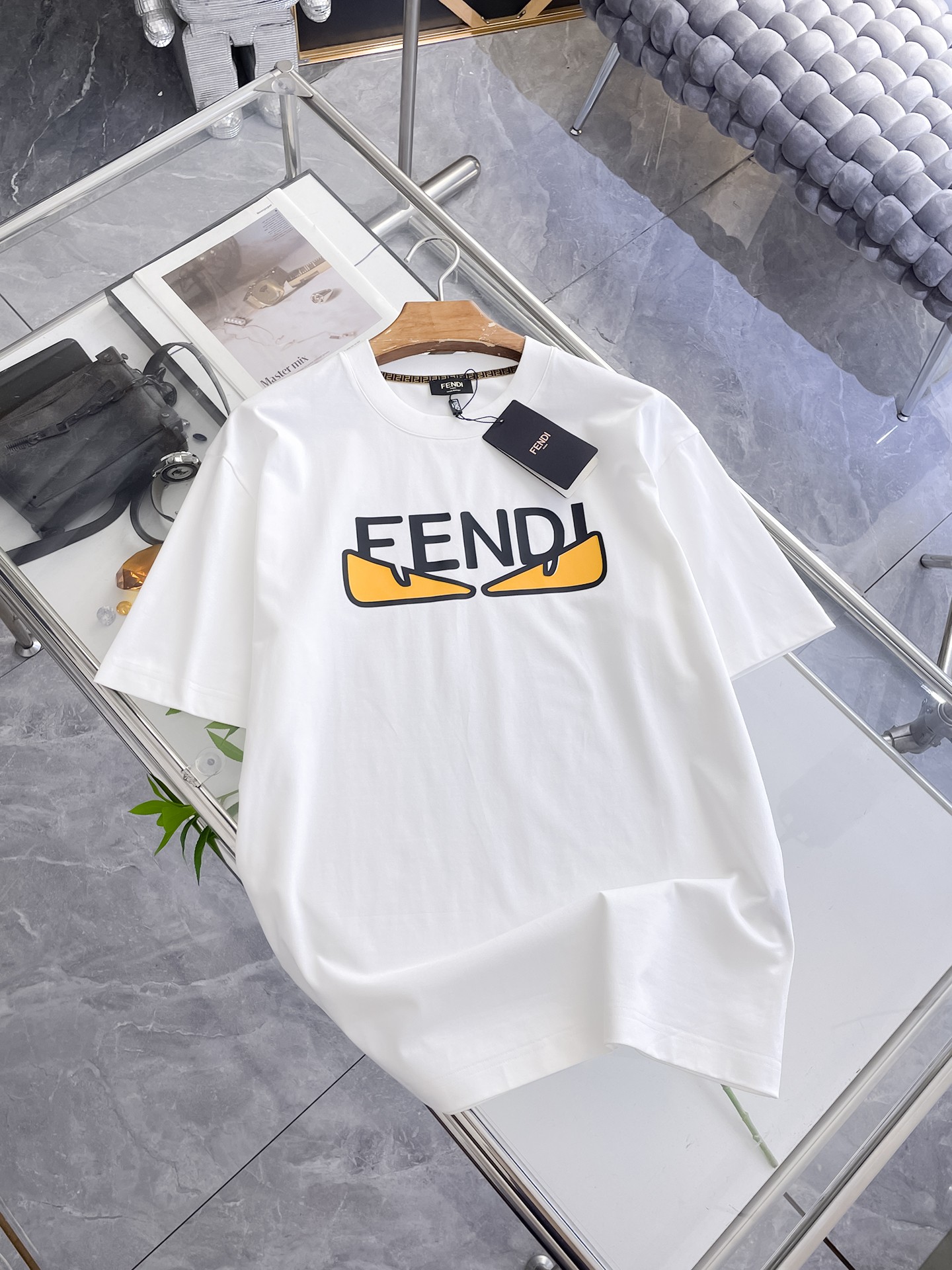 NO:863845,Fendi's 2026 spring and summer new style debut counter, the latest short-sleeved round neck T-shirt, high-end customization, avant-garde and fashionable design!  Brand logo emphasizes craftsmanship design. High-end customized 100% cotton top-grade mercerized fabric. Soft to the touch. Comfortable to wear. Exquisite stitching at the counter level. Fine workmanship. The upper body effect is incomparably handsome!  A must-have item for a stylish man!  Color Black White Size M-3XL,,fendi,T-shirt,tees,t-shirt,19860909芬迪2026春夏新款首发专柜最新款短袖圆领T恤 高端订制 设计前卫时尚！品牌logo重工艺设计 高端定制百分百棉顶级丝光面料.手感柔软.穿着舒适.专柜级别精致车线.做工精细.上身效果无敌帅气！型男必备单品！ 颜色黑色 白色 码数M-3XL,,fendi,T-shirt,tees，t-shirt,,Men's clothing