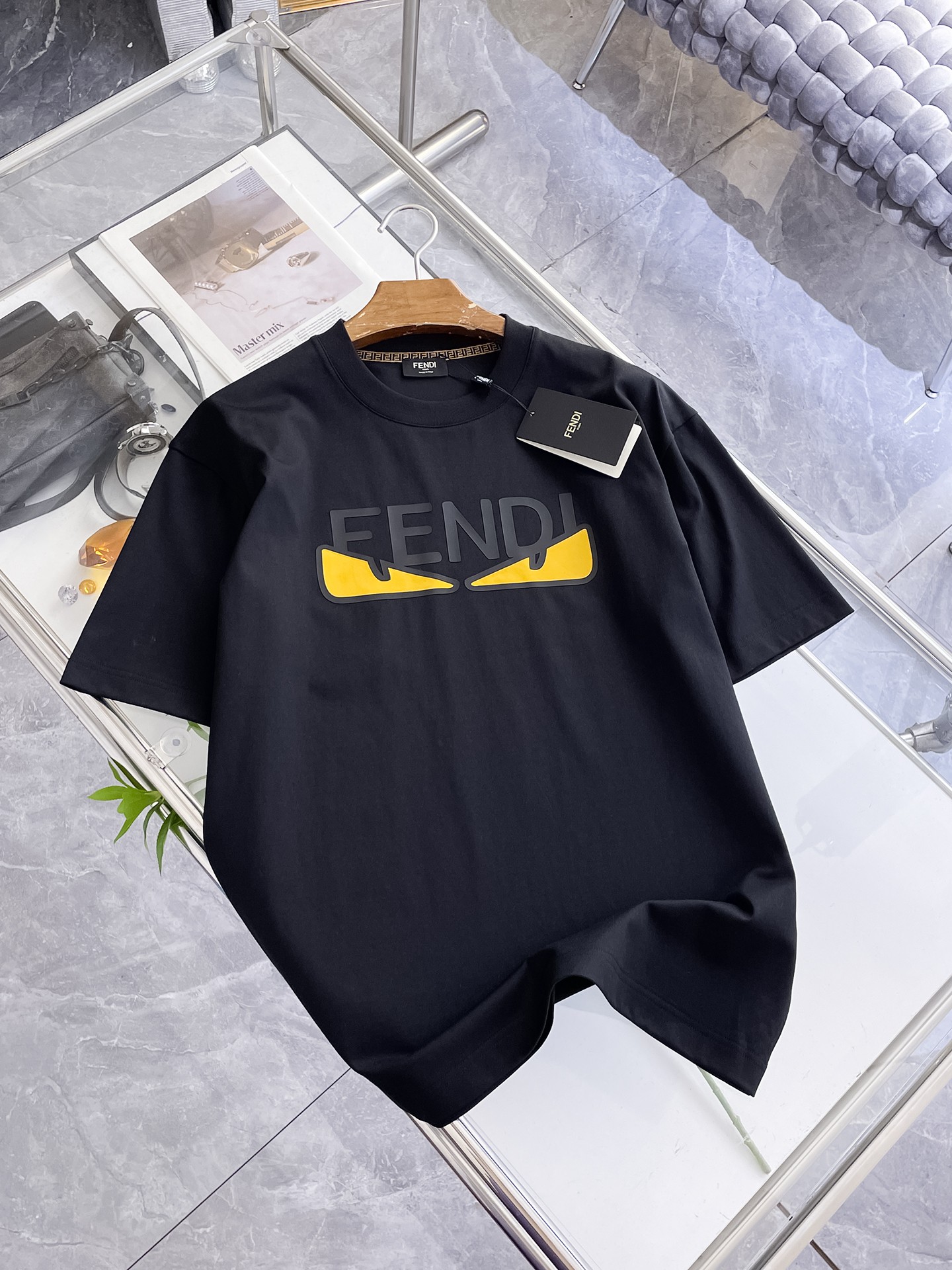 NO:863872,Fendi's 2026 spring and summer new style debut counter, the latest short-sleeved round neck T-shirt, high-end customization, avant-garde and fashionable design!  Brand logo emphasizes craftsmanship design. High-end customized 100% cotton top-grade mercerized fabric. Soft to the touch. Comfortable to wear. Exquisite stitching at the counter level. Fine workmanship. The upper body effect is incomparably handsome!  A must-have item for a stylish man!  Color Black White Size M-3XL,,fendi,T-shirt,tees,t-shirt,19860909芬迪2026春夏新款首发专柜最新款短袖圆领T恤 高端订制 设计前卫时尚！品牌logo重工艺设计 高端定制百分百棉顶级丝光面料.手感柔软.穿着舒适.专柜级别精致车线.做工精细.上身效果无敌帅气！型男必备单品！ 颜色黑色 白色 码数M-3XL,,fendi,T-shirt,tees，t-shirt,,Men's clothing