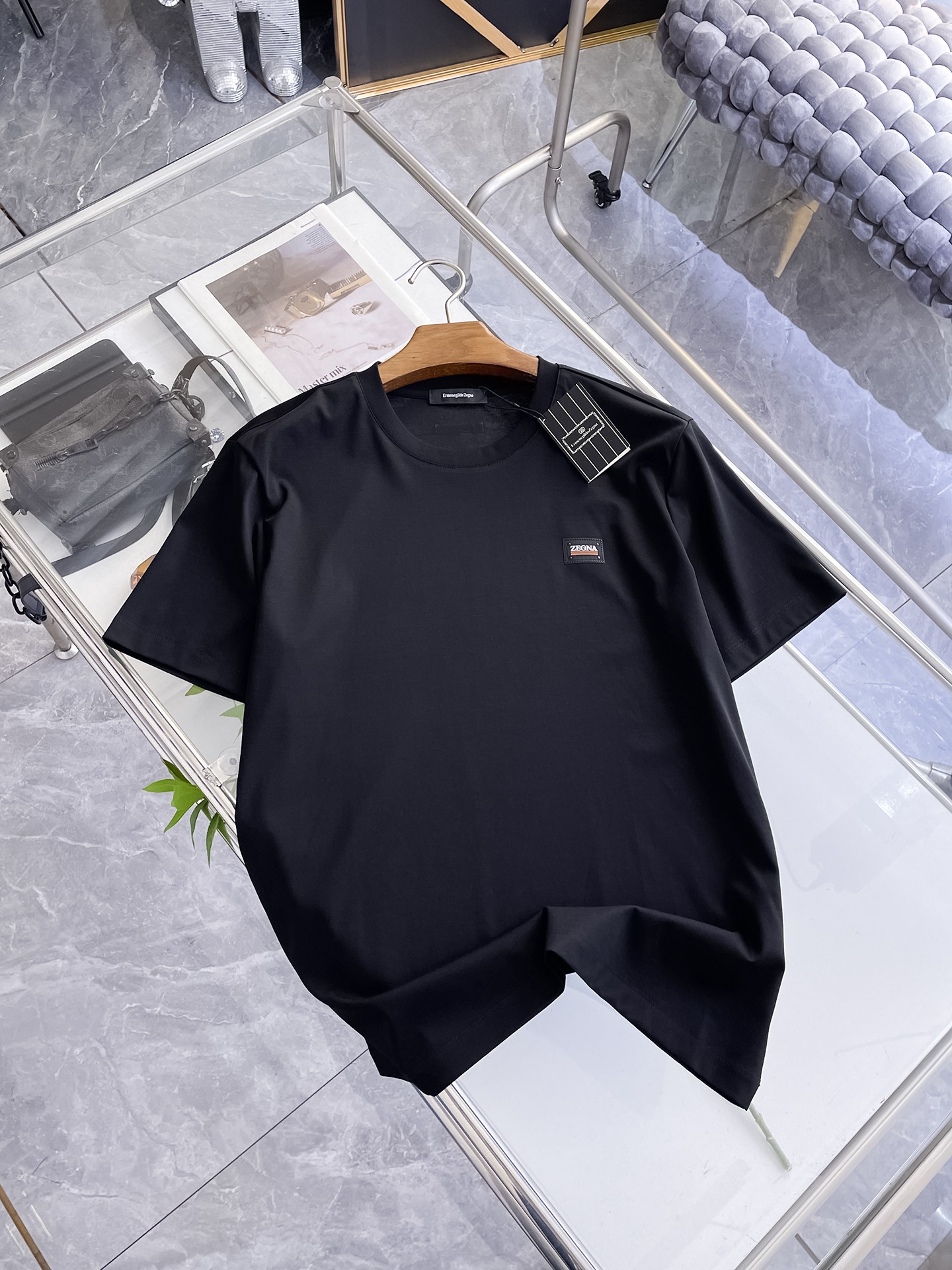 NO:913627,Ermenegildo Zegna's 2026 spring and summer new style debut counter, the latest short-sleeved round neck T-shirt, high-end customization, avant-garde and fashionable design!  The brand logo is designed with heavy craftsmanship. High-end customized top-grade mercerized fabric. Soft to the touch. Comfortable to wear. Exquisite stitching at the counter level. Fine workmanship. The upper body effect is incomparably handsome!  A must-have item for a stylish man!  M-4XL,,zegna,T-shirt,tees,t-shirt,19860909杰尼亚 2026春夏新款首发专柜最新款短袖圆领T恤 高端订制 设计前卫时尚！品牌logo重工艺设计 高端定制顶级丝光面料.手感柔软.穿着舒适.专柜级别精致车线.做工精细.上身效果无敌帅气！型男必备单品！M-4XL,,zegna,T-shirt,tees，t-shirt,,Men's clothing