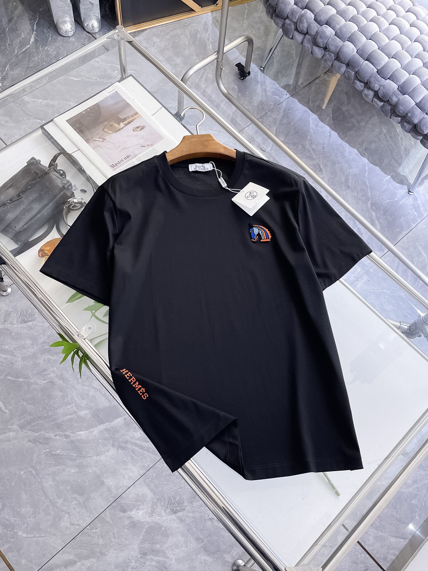 NO:913630,Hermès 2026 spring and summer new style debut counter, the latest short-sleeved round neck T-shirt, high-end customization, avant-garde and fashionable design!  The brand logo is designed with heavy craftsmanship. High-end customized top-grade mercerized fabric. Soft to the touch. Comfortable to wear. Exquisite stitching at the counter level. Fine workmanship. The upper body effect is incomparably handsome!  A must-have item for a stylish man!  M-4XL,,hermes,T-shirt,tees,t-shirt,19860909爱马仕 2026春夏新款首发专柜最新款短袖圆领T恤 高端订制 设计前卫时尚！品牌logo重工艺设计 高端定制顶级丝光面料.手感柔软.穿着舒适.专柜级别精致车线.做工精细.上身效果无敌帅气！型男必备单品！M-4XL,,hermes,T-shirt,tees，t-shirt,,Men's clothing