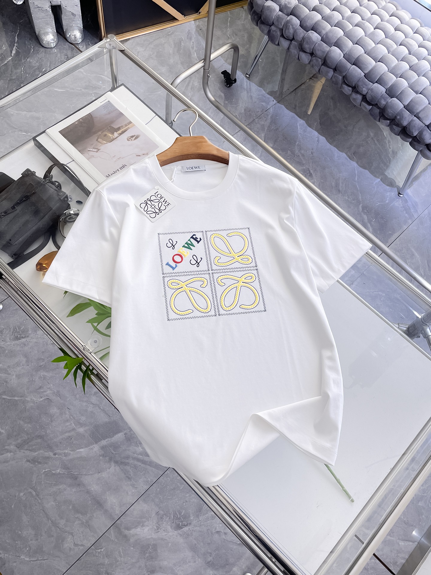 NO:913633,Luo Yiwei's 2026 spring and summer new style debut counter, the latest short-sleeved round neck T-shirt, high-end customization, avant-garde and fashionable design!  The brand logo is designed with heavy craftsmanship. High-end customized top-grade mercerized fabric. Soft to the touch. Comfortable to wear. Exquisite stitching at the counter level. Fine workmanship. The upper body effect is incomparably handsome!  A must-have item for a stylish man!  M-4XL,,loewe,T-shirt,tees,t-shirt,19860909罗意威2026春夏新款首发专柜最新款短袖圆领T恤 高端订制 设计前卫时尚！品牌logo重工艺设计 高端定制顶级丝光面料.手感柔软.穿着舒适.专柜级别精致车线.做工精细.上身效果无敌帅气！型男必备单品！M-4XL,,loewe,T-shirt,tees，t-shirt,,Men's clothing