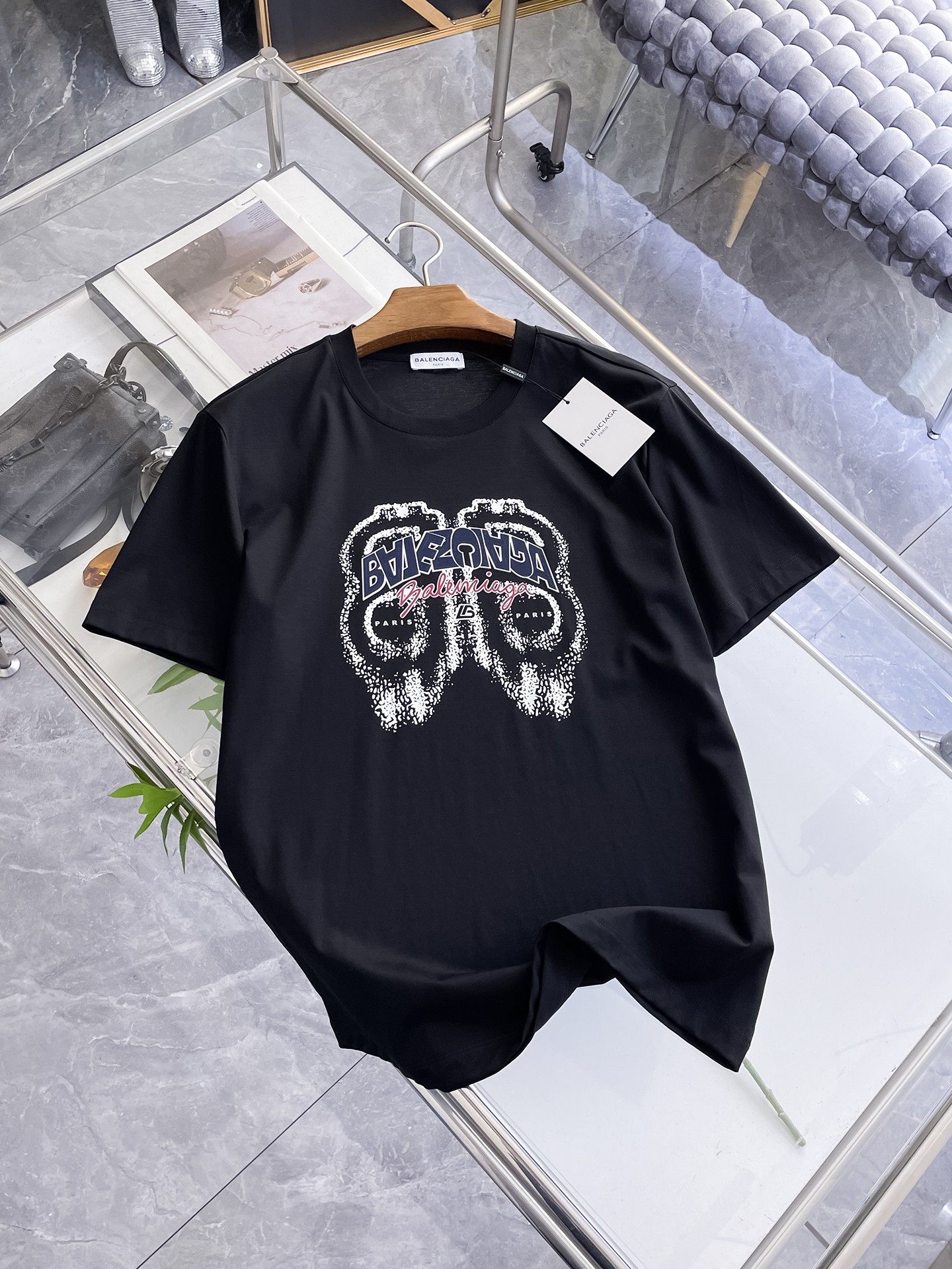 NO:913638,Balenciaga 2026 spring and summer new style debut counter latest short-sleeved round neck T-shirt, high-end customization, avant-garde and fashionable design!  The brand logo is designed with heavy craftsmanship. High-end customized top-grade mercerized fabric. Soft to the touch. Comfortable to wear. Exquisite stitching at the counter level. Fine workmanship. The upper body effect is incomparably handsome!  A must-have item for a stylish man!  M-4XL,,balenciaga,T-shirt,tees,t-shirt,19860909巴黎世家 2026春夏新款首发专柜最新款短袖圆领T恤 高端订制 设计前卫时尚！品牌logo重工艺设计 高端定制顶级丝光面料.手感柔软.穿着舒适.专柜级别精致车线.做工精细.上身效果无敌帅气！型男必备单品！M-4XL,,balenciaga,T-shirt,tees，t-shirt,,Men's clothing