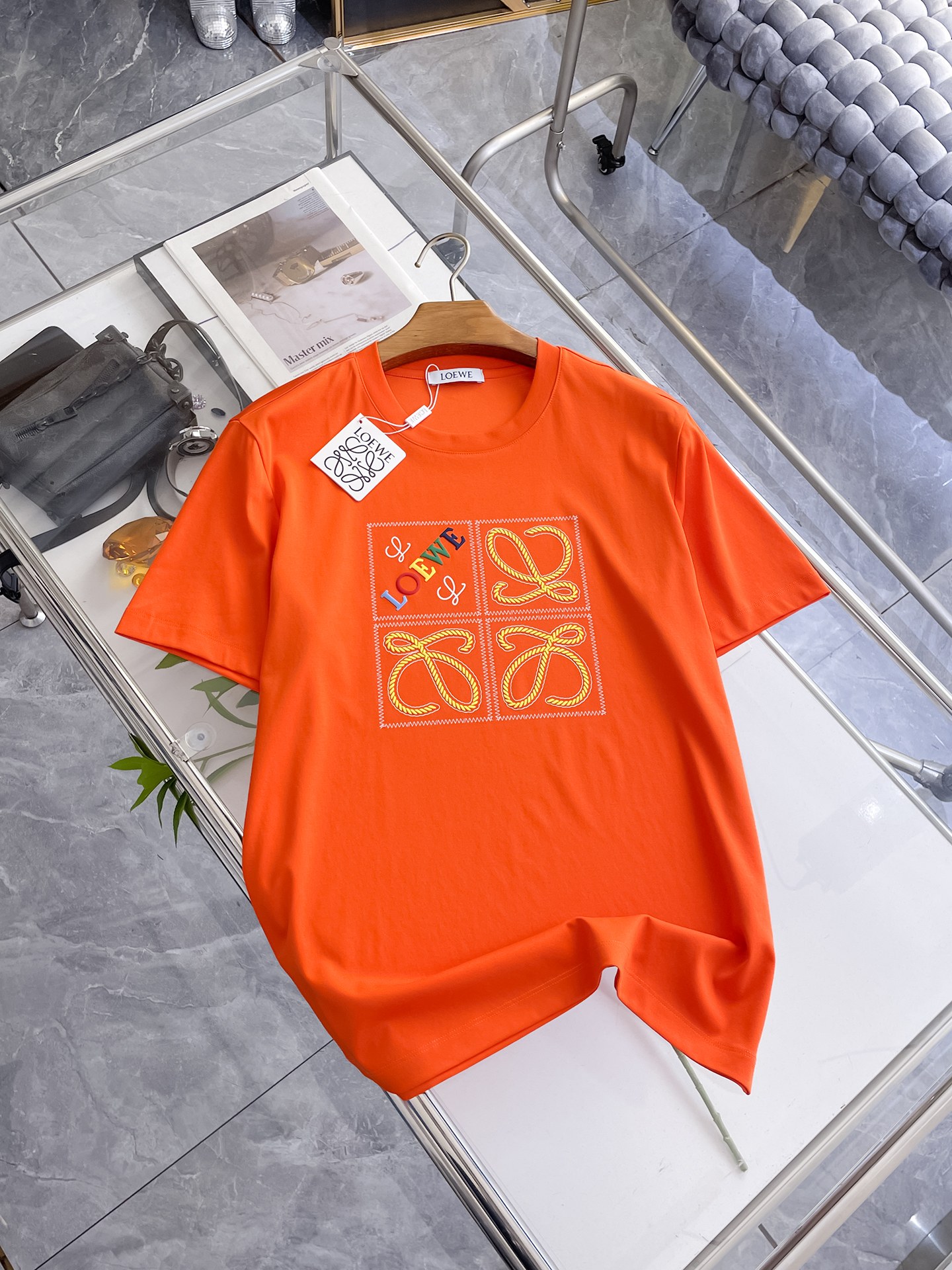 NO:913636,Luo Yiwei's 2026 spring and summer new style debut counter, the latest short-sleeved round neck T-shirt, high-end customization, avant-garde and fashionable design!  The brand logo is designed with heavy craftsmanship. High-end customized top-grade mercerized fabric. Soft to the touch. Comfortable to wear. Exquisite stitching at the counter level. Fine workmanship. The upper body effect is incomparably handsome!  A must-have item for a stylish man!  M-4XL,,loewe,T-shirt,tees,t-shirt,19860909罗意威 2026春夏新款首发专柜最新款短袖圆领T恤 高端订制 设计前卫时尚！品牌logo重工艺设计 高端定制顶级丝光面料.手感柔软.穿着舒适.专柜级别精致车线.做工精细.上身效果无敌帅气！型男必备单品！M-4XL,,loewe,T-shirt,tees，t-shirt,,Men's clothing