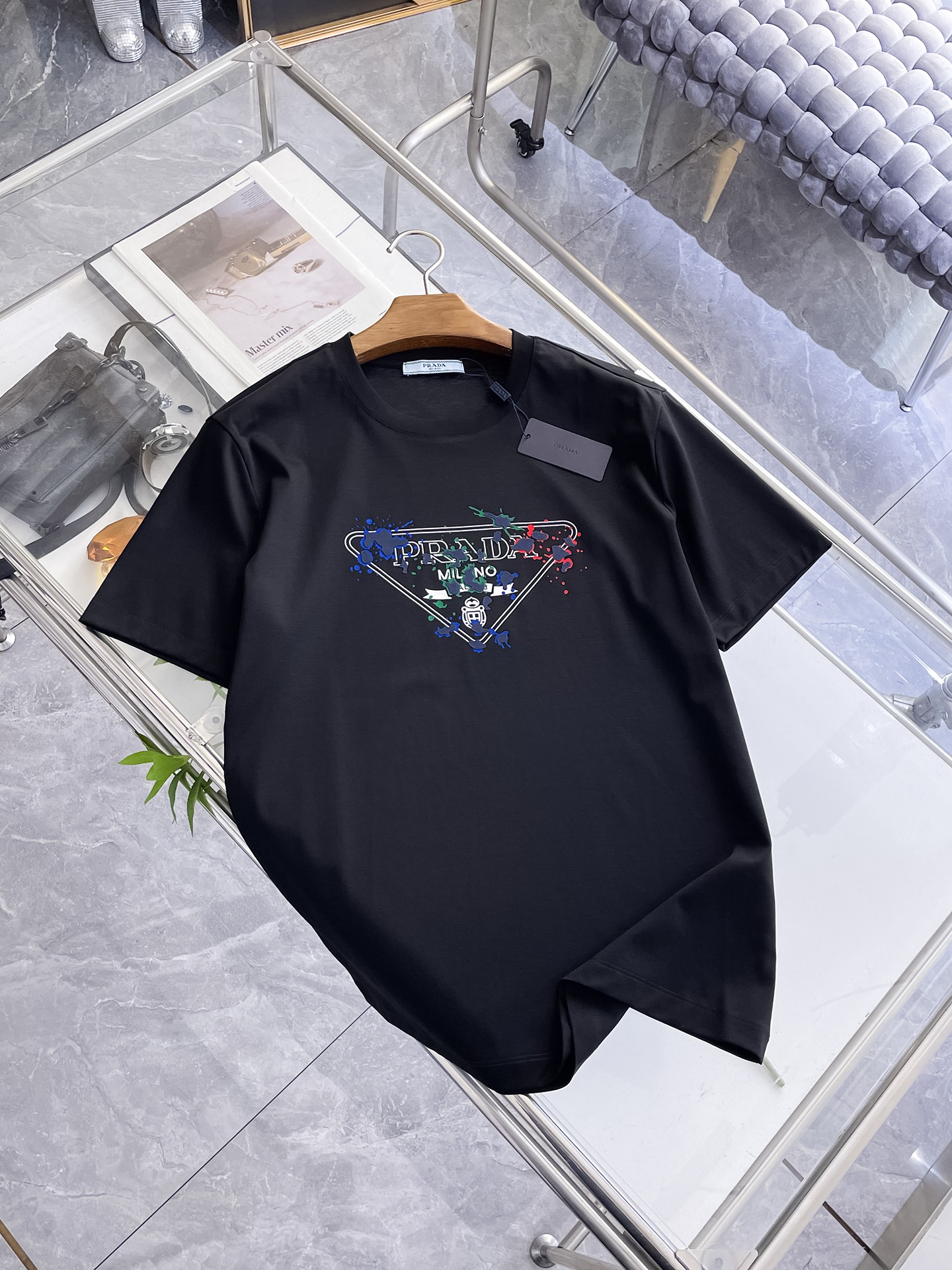NO:913616,Prada 2026 spring and summer new style debut counter latest short-sleeved round neck T-shirt, high-end customization, avant-garde and fashionable design!  The brand logo is designed with heavy craftsmanship. High-end customized top-grade mercerized fabric. Soft to the touch. Comfortable to wear. Exquisite stitching at the counter level. Fine workmanship. The upper body effect is incomparably handsome!  A must-have item for a stylish man!  M-4XL,,prada,T-shirt,tees,t-shirt,19860909普拉达 2026春夏新款首发专柜最新款短袖圆领T恤 高端订制 设计前卫时尚！品牌logo重工艺设计 高端定制顶级丝光面料.手感柔软.穿着舒适.专柜级别精致车线.做工精细.上身效果无敌帅气！型男必备单品！M-4XL,,prada,T-shirt,tees，t-shirt,,Men's clothing