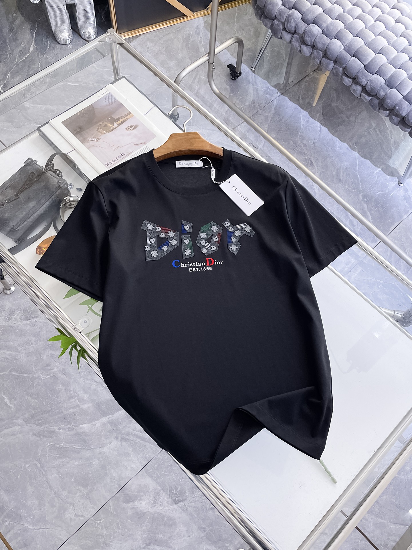NO:913618,Dior's 2026 spring and summer new style debut counter, the latest short-sleeved round neck T-shirt, high-end customization, avant-garde and fashionable design!  The brand logo is designed with heavy craftsmanship. High-end customized top-grade mercerized fabric. Soft to the touch. Comfortable to wear. Exquisite stitching at the counter level. Fine workmanship. The upper body effect is incomparably handsome!  A must-have item for a stylish man!  M-4XL,,dior,T-shirt,tees,t-shirt,19860909迪奥 2026春夏新款首发专柜最新款短袖圆领T恤 高端订制 设计前卫时尚！品牌logo重工艺设计 高端定制顶级丝光面料.手感柔软.穿着舒适.专柜级别精致车线.做工精细.上身效果无敌帅气！型男必备单品！M-4XL,,dior,T-shirt,tees，t-shirt,,Men's clothing